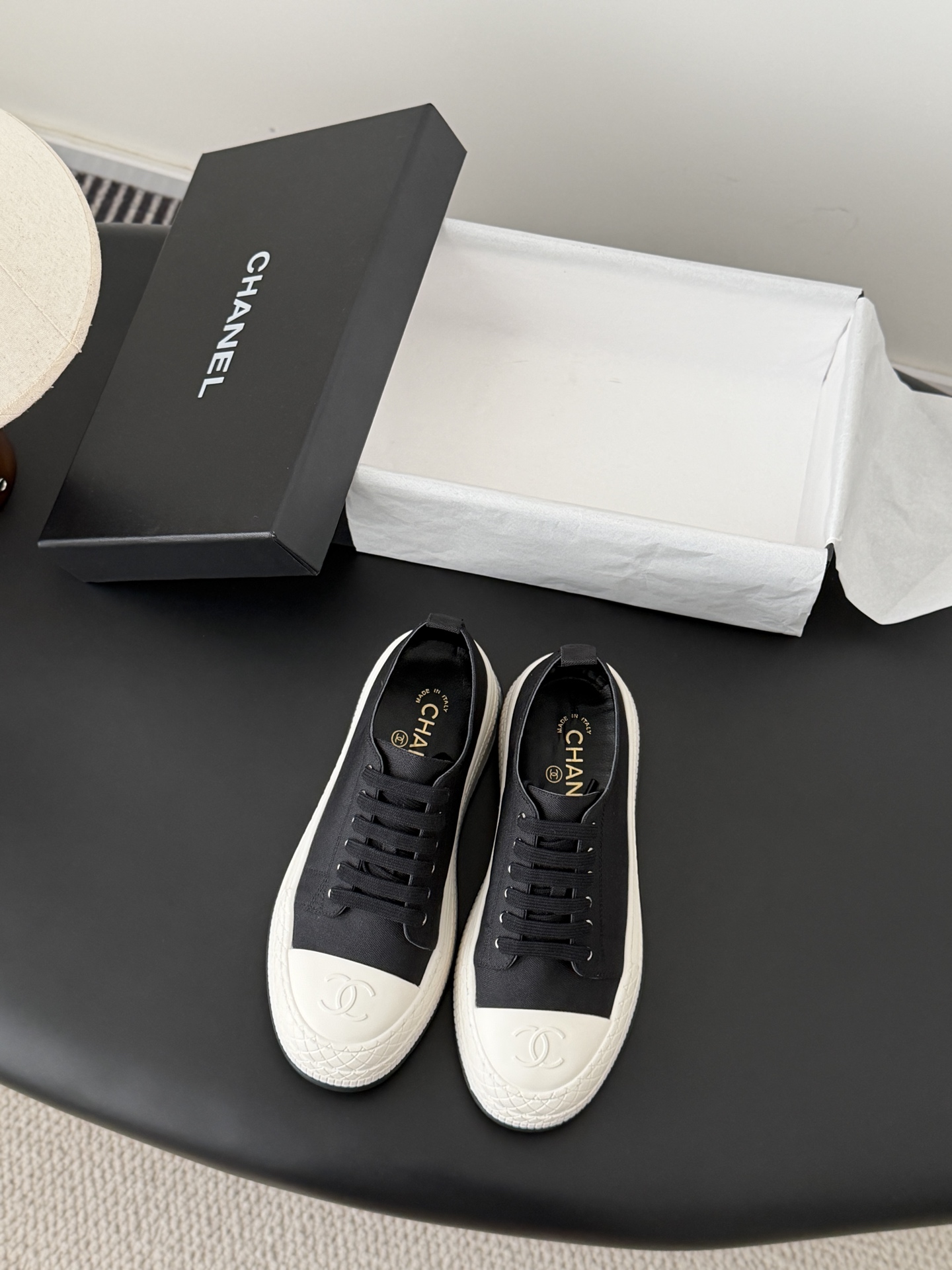 NO:721089,Chanel 26 new thick-soled casual sports white shoes. This versatile white shoe has a thick sole that increases height. It is friendly to small people. It is lightweight and super comfortable. The comfort level cannot be said. Size35-39 (other sizes are not returned or exchanged), casual shoes/sports shoes, chanel, sneakers19860909Chanel 26新款厚底休闲运动小白鞋 这款百搭的小白鞋 厚底增高 小个子友好 轻便上脚超舒服 舒适度没得说 Size35-39（其他码数定制不退换）,休闲鞋/运动鞋,chanel,sneakers,Women's Shoes