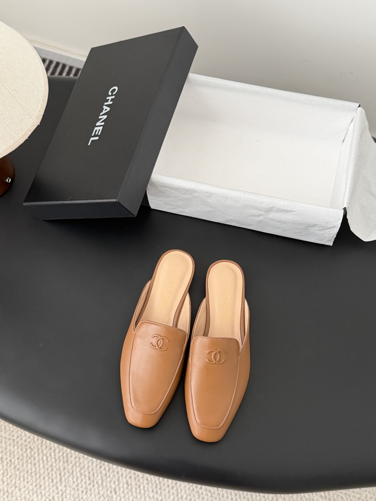 NO:721083,Chanel's new double C buckle loafers Mule half-drag. The return of the double-C design. Special Vintage. Full of retro flavor. Muller half-drag is also aesthetically pleasing. Sheepskin lining. Genuine leather outsole. Size: 35-39. Other sizes can be customized without return or exchange. Half-drag, chanel, loafers, sheepskin, Leather soles19860909Chanel新款双C扣乐福鞋穆勒半拖 回归的双c设计 特别Vintage 复古味十足 穆勒半拖也长到了审美上 内里羊皮 真皮大底 Size:35-39 其他码数定做不退换,半拖,chanel,loafers,sheepskin,Leather soles,Women's Shoes