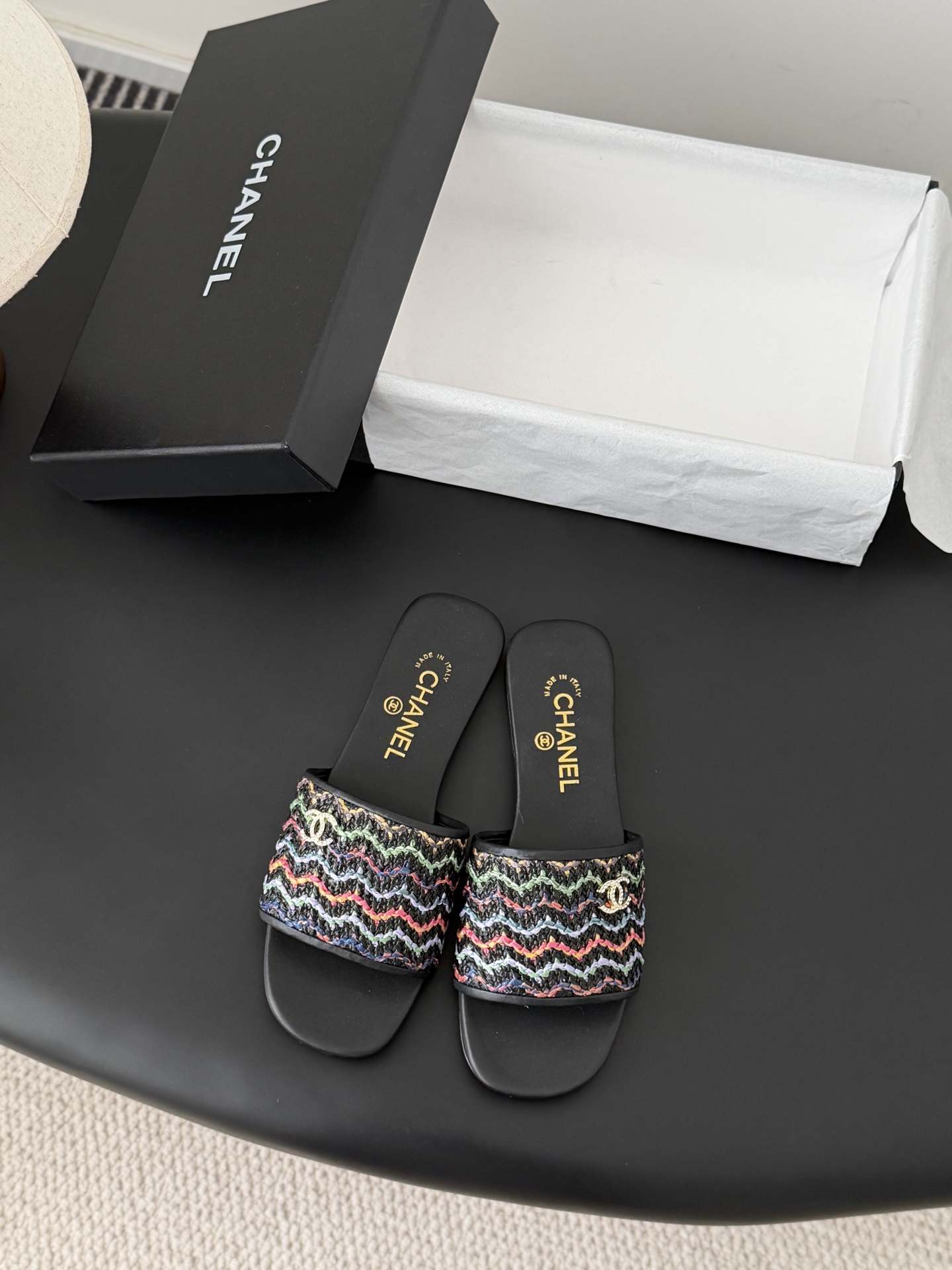 NO:721069,Chanel26ss resort-style woven slippers have the usual elegant and ladylike temperament of Grandma Xiang’s family and are full of high-end sense!  Very nice on the feet ~ very versatile!  Incomparably beautiful!  Extra special, sheepskin lining, original leather outsole, Size 35-39 (other size customization is not returnable), slippers, chanel, slippers, sheepskin, Leather soles19860909Chanel26ss度假风编织拖鞋 香奶奶家一贯的优雅名媛气质 高级感十足！上脚非常nice～ 非常百搭！无敌美！特别仙 内里垫脚羊皮 原版真皮大底 Size35-39（其他码数定制不退换）,拖鞋,chanel,slippers,sheepskin,Leather soles,Women's Shoes