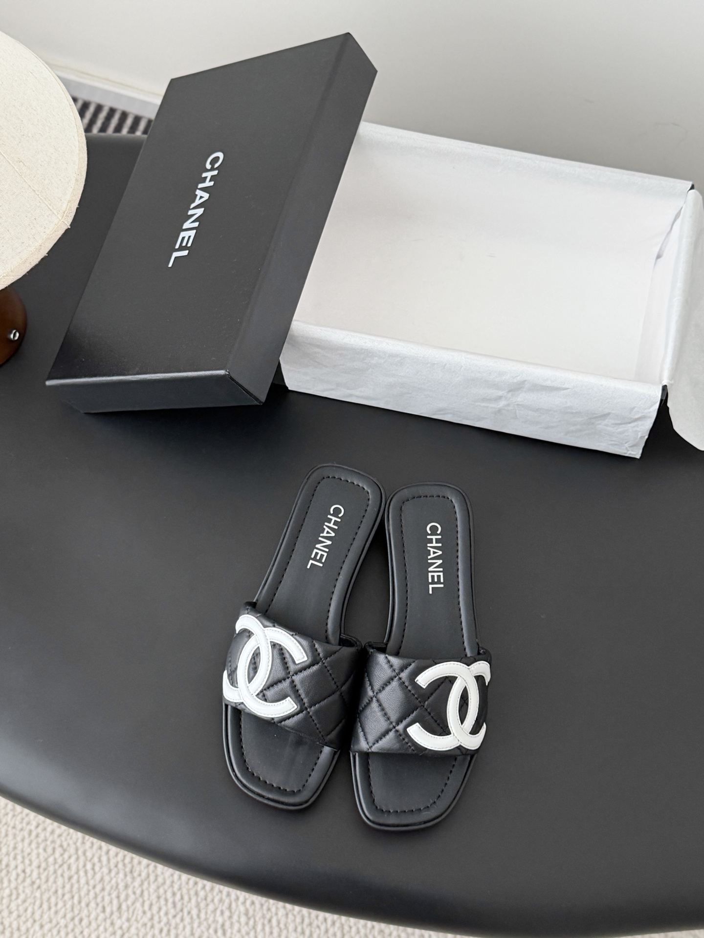 NO:721077,Chanel26's new Kangpeng thick-soled rhombus slippers have the usual elegant and ladylike temperament of Grandma Xiang's family and are full of high-end sense!  Very nice on the feet ~ very versatile!  Incomparably beautiful!  Special fairy fabric with sheepskin lining, customized outsole Size 35-39 (other size customization is not returnable), slippers, chanel, slippers, sheepskin19860909Chanel26新款康鹏厚底菱格拖鞋 香奶奶家一贯的优雅名媛气质 高级感十足！上脚非常nice～ 非常百搭！无敌美！特别仙 面料内里羊皮 定制大底 Size35-39（其他码数定制不退换）,拖鞋,chanel,slippers,sheepskin,Women's Shoes