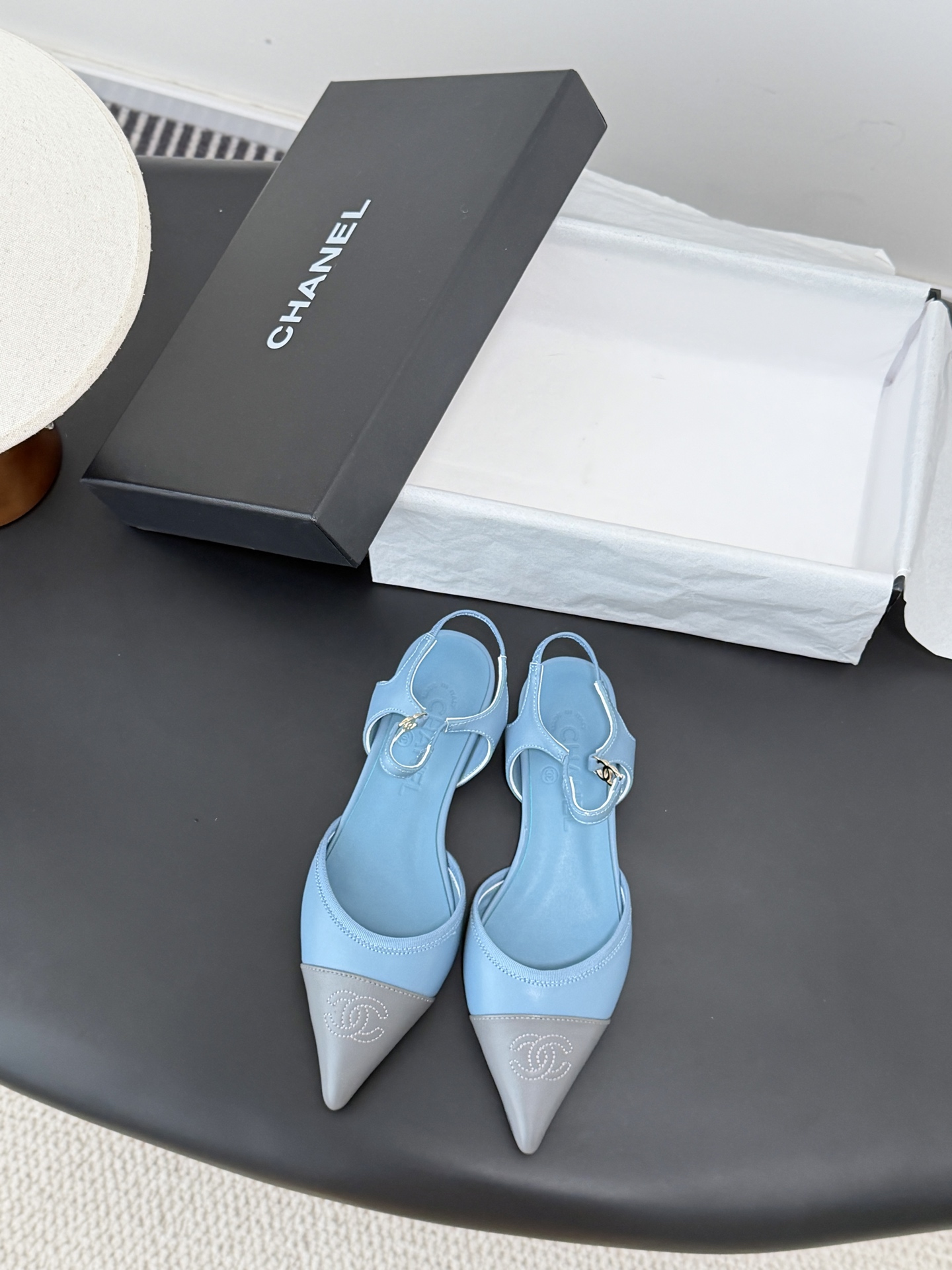 NO:721012,Chanel26 new pointed-toe high-heeled shoes, new style, early release, classic color matching, this year's must-have item, original development, private model hardware, genuine leather outsole, inner sheepskin Size: 35-39 (34-40-41 size customization is not returnable), high-heeled sandals, chanel, sandals, high heels, sheepskin, Leather soles19860909Chanel26新款尖头高跟单鞋 新款抢先发售 经典拼色 今年必爆单品 原版开发 私模五金 真皮大底 内里羊皮 Size:35-39（34-40-41码数定制不退换）,高跟鞋凉鞋,chanel,sandals,high heels,sheepskin,Leather soles,Women's Shoes