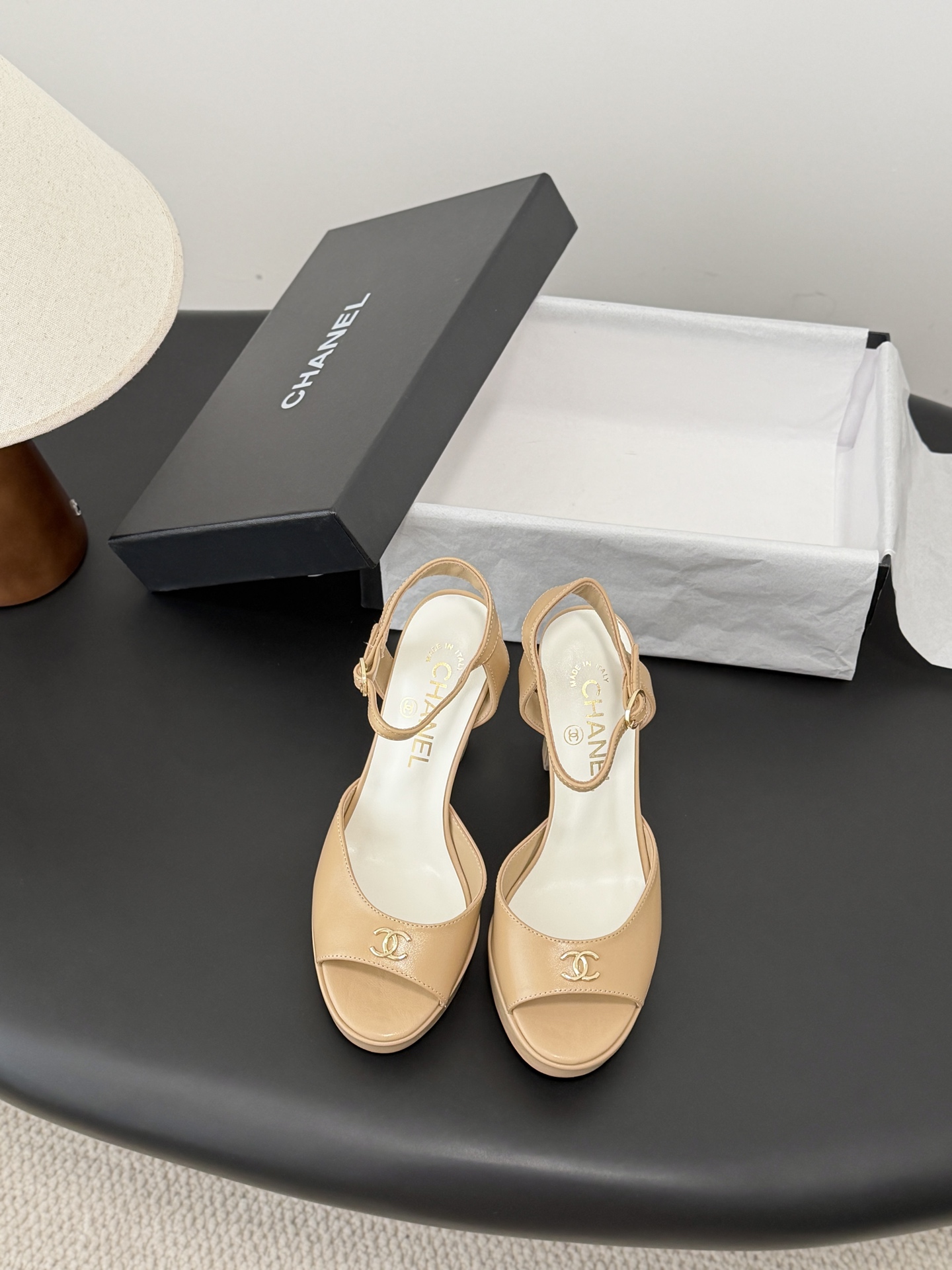 NO:721047,Chanel 26P catwalk style thick-soled waterproof platform Mary Jane shoes, waterproof platform 2.5cm, heel 13cm!  Very stable when put on!  Wear it and you will be 2.8 meters tall. Sheepskin lining and leather outsole. Size: 35-39 40 custom-made, high heels and sandals, chanel, sandals, mary jane, high heels, sheepskin, Leather soles19860909Chanel 26P走秀款厚底防水台玛丽珍单鞋 防水台2.5cm,后跟13cm！ 上脚后很稳！穿上立马两米八 内里垫脚羊皮,真皮大底. Size:35-39 40定做,高跟鞋凉鞋,chanel,sandals,mary jane,high heels,sheepskin,Leather soles,Women's Shoes