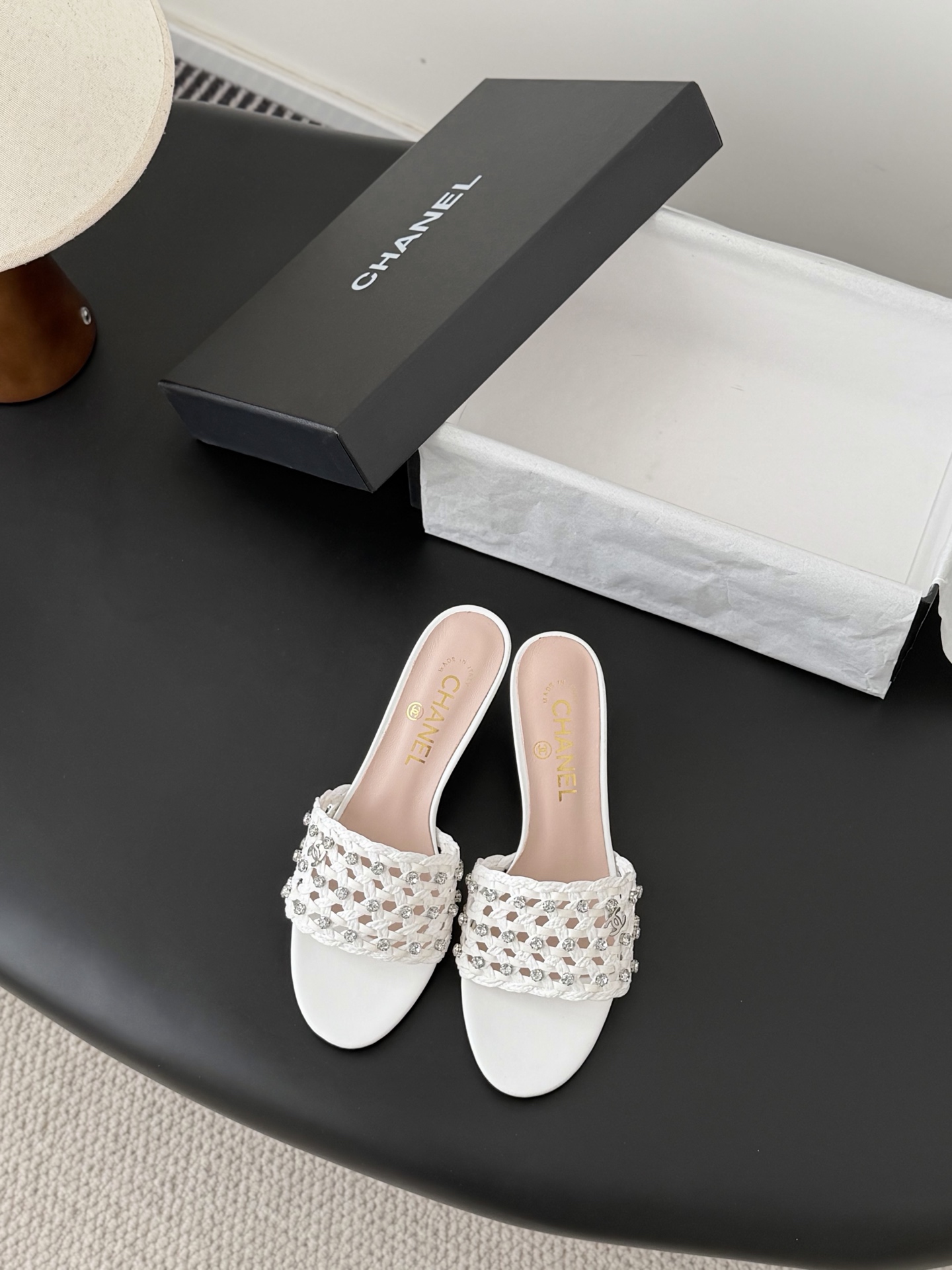 NO:721035,Chanel 26ss resort-style woven slippers have the usual elegant and ladylike temperament of Grandma Xiang’s family and are full of high-end sense!  Very nice on the feet ~ very versatile!  Incomparably beautiful!  Extra special, sheepskin lining for feet, original leather outsole, Size 35-39 (other size customization is not returnable), high heels and slippers, chanel, high heels, slippers, sheepskin, Leather soles19860909Chanel 26ss度假风编织拖鞋 香奶奶家一贯的优雅名媛气质 高级感十足！上脚非常nice～ 非常百搭！无敌美！特别仙 内里垫脚羊皮 原版真皮大底 Size35-39（其他码数定制不退换）,高跟鞋拖鞋,chanel,high heels,slippers,sheepskin,Leather soles,Women's Shoes