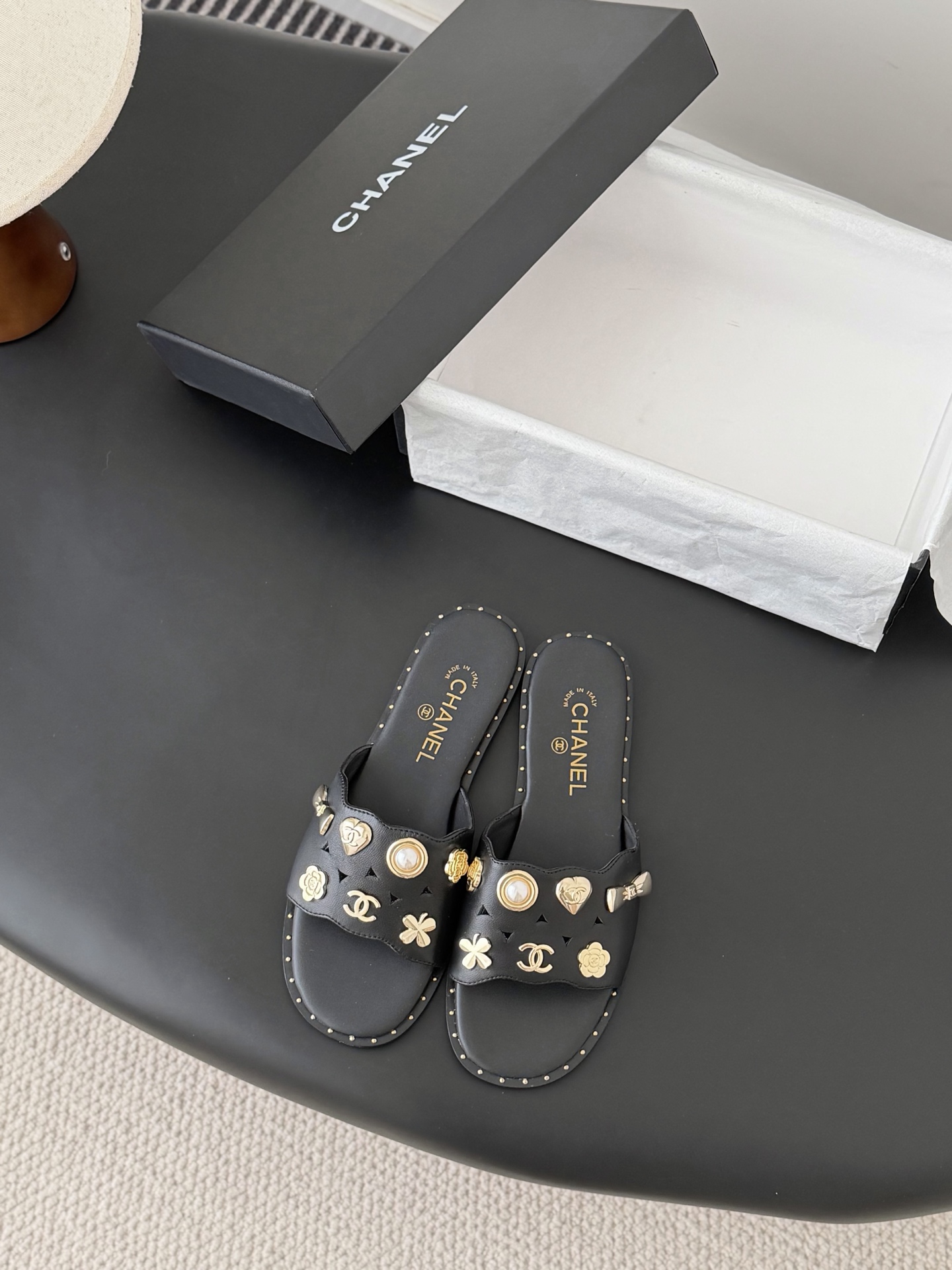 NO:721001,Chanel 26ss resort-style woven slippers have the usual elegant and ladylike temperament of Grandma Xiang’s family and are full of high-end sense!  Very nice on the feet ~ very versatile!  Incomparably beautiful!  Extra special, sheepskin lining, original leather outsole, Size 35-39 (other size customization is not returnable), slippers, chanel, slippers, sheepskin, Leather soles19860909Chanel 26ss度假风编织拖鞋 香奶奶家一贯的优雅名媛气质 高级感十足！上脚非常nice～ 非常百搭！无敌美！特别仙 内里垫脚羊皮 原版真皮大底 Size35-39（其他码数定制不退换）,拖鞋,chanel,slippers,sheepskin,Leather soles,Women's Shoes