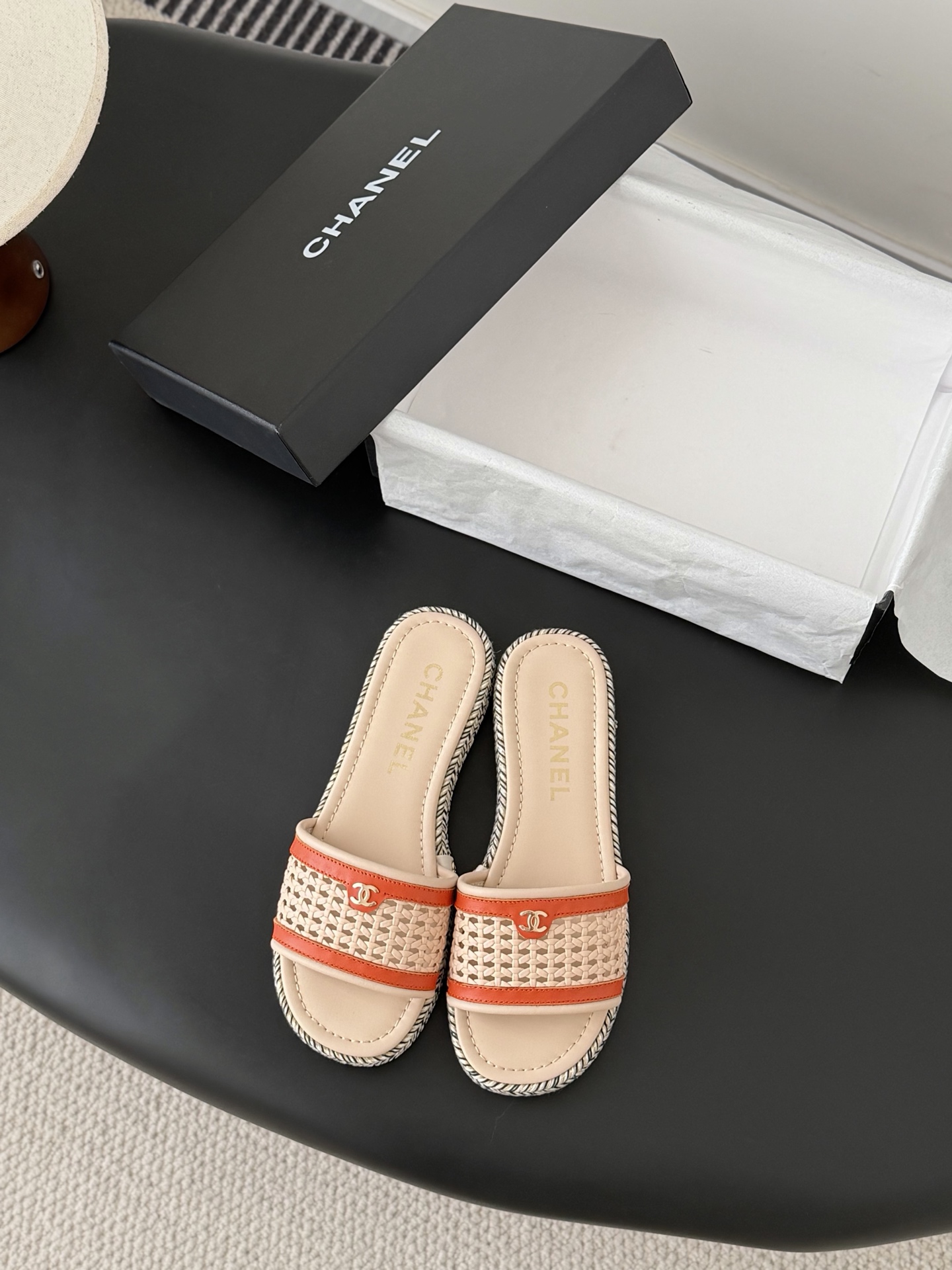 NO:721007,Chanel 26ss resort-style woven slippers have the usual elegant and ladylike temperament of Grandma Xiang’s family and are full of high-end sense!  Very nice on the feet ~ very versatile!  Incomparably beautiful!  Specially crafted sheepskin lining, original outsole Size 35-39 (other size customization is not returnable), slippers, chanel, slippers, sheepskin19860909Chanel 26ss度假风编织拖鞋 香奶奶家一贯的优雅名媛气质 高级感十足！上脚非常nice～ 非常百搭！无敌美！特别仙 内里垫脚羊皮 原版大底 Size35-39（其他码数定制不退换）,拖鞋,chanel,slippers,sheepskin,Women's Shoes
