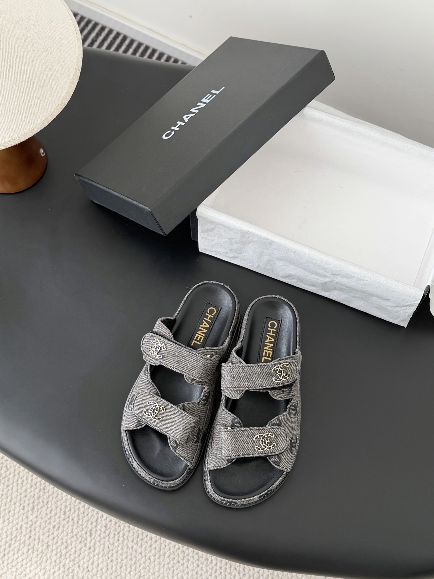 NO:730188,Genuine leather sole 30 Chanel 25 new Velcro sandal layout!  Top quality matching goods!  I have all the colors at home!  The uppers are made of imported fabrics, the foot pads are lined with sheepskin, and the original hardware buckles are all equipped with top-quality counter packaging!  Size:35-39 (other sizes are not returnable),,chanel,sandals,sheepskin19860909真皮底30 Chanel 25新魔术贴凉鞋版面！ 顶级对版货！ 所有的颜色我家都有！ 鞋面进口面料,垫脚内里羊皮,原版五金扣. 均配专柜顶级包装！ Size:35-39（其它码数定做不退换）,,chanel,sandals,sheepskin,Men's shoes