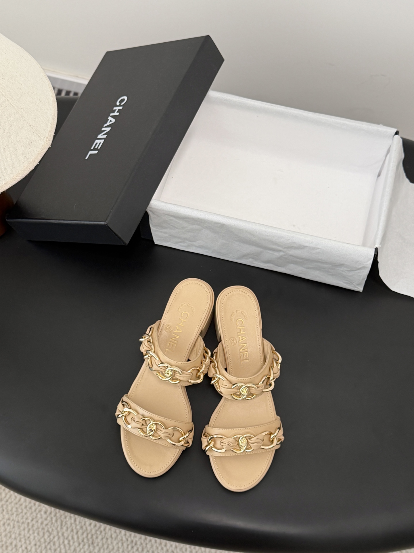 NO:721088,Chanel 26C new spring and summer new series of chain slippers, the first release of the whole series, I have them all in the counter!  High version and high quality. Upper cowhide/original fabric. Sheepskin lining. Genuine leather outsole. Size: 35-39. Other sizes are determined, slippers and sandals, chanel, sandals, slippers, cowhide, sheepskin, Leather soles.19860909Chanel 26C春夏新款全系列链条拖鞋 全系列首发 专柜有的我都有！ 高版本高品质 鞋面牛皮/原版面料 内里羊皮 真皮大底 Size:35-39 其他码数定,拖鞋凉鞋,chanel,sandals,slippers,cowhide,sheepskin,Leather soles,Women's Shoes