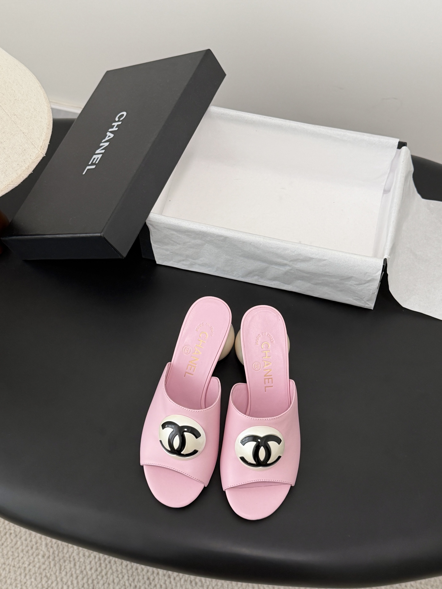 NO:721021,Chanel 26 new pearl Mary Jane slippers, the leather texture is super good, and the upper foot is delicate~ Calf leather upper, sheepskin lining, original outsole!  Size:35-39 Other sizes are determined, slippers, chanel, mary jane, slippers, cowhide, sheepskin19860909Chanel 26新款珍珠玛丽珍拖鞋 皮料质感超好,上脚秀气～ 鞋面小牛皮,内里羊皮,原版大底！ Size:35-39 其它码数定,拖鞋,chanel,mary jane,slippers,cowhide,sheepskin,Women's Shoes