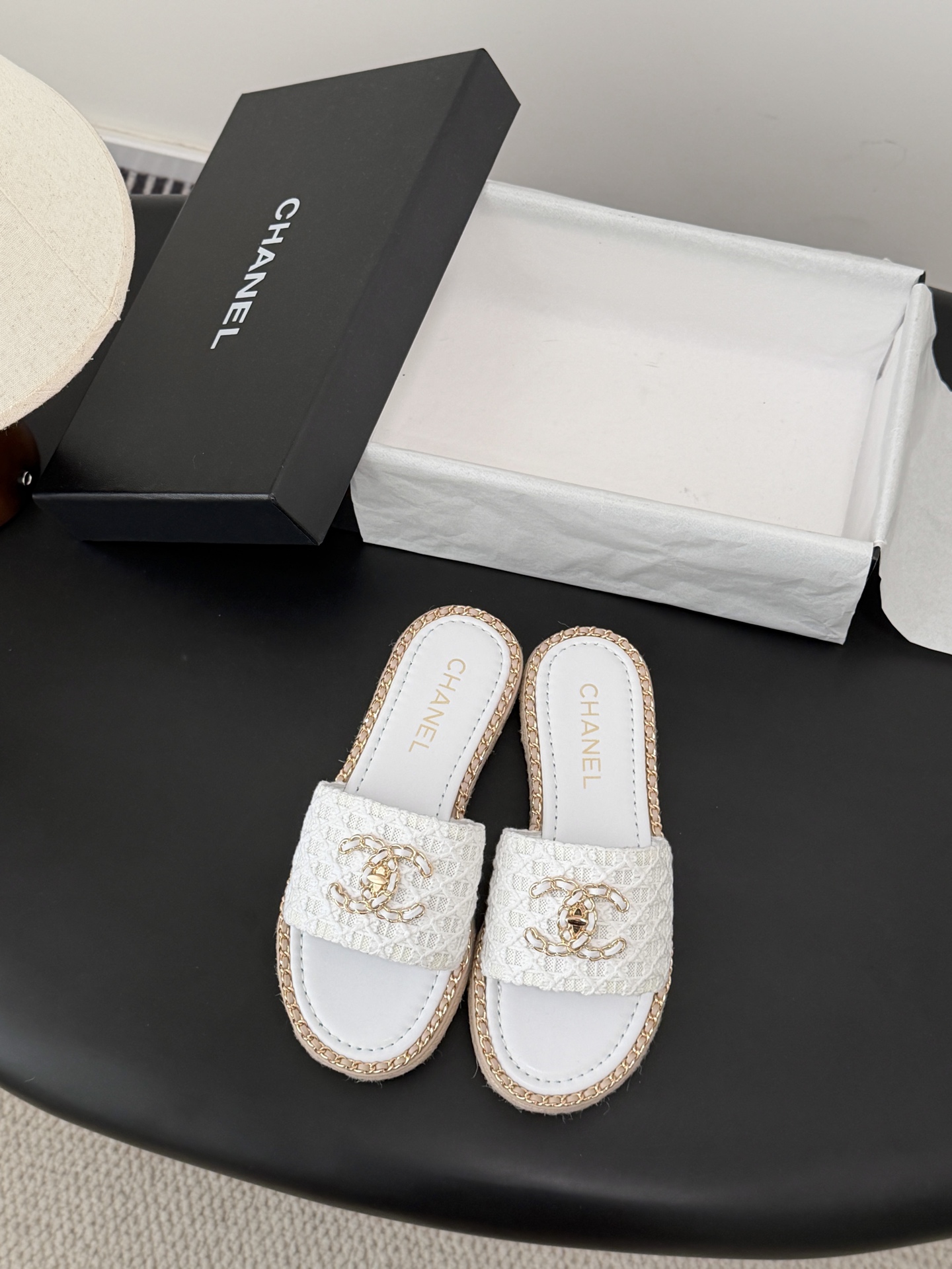 NO:721025,Chanel 26C new spring and summer new series of chain slippers, the first release of the whole series, I have them all in the counter!  High version and high quality, upper cowhide/original fabric, lining sheepskin, original outsole Size: 35-39, other sizes are determined, slippers, chanel, slippers, cowhide, sheepskin19860909Chanel 26C春夏新款全系列链条拖鞋 全系列首发 专柜有的我都有！ 高版本高品质 鞋面牛皮/原版面料 内里羊皮 原版大底 Size:35-39 其他码数定,拖鞋,chanel,slippers,cowhide,sheepskin,Women's Shoes