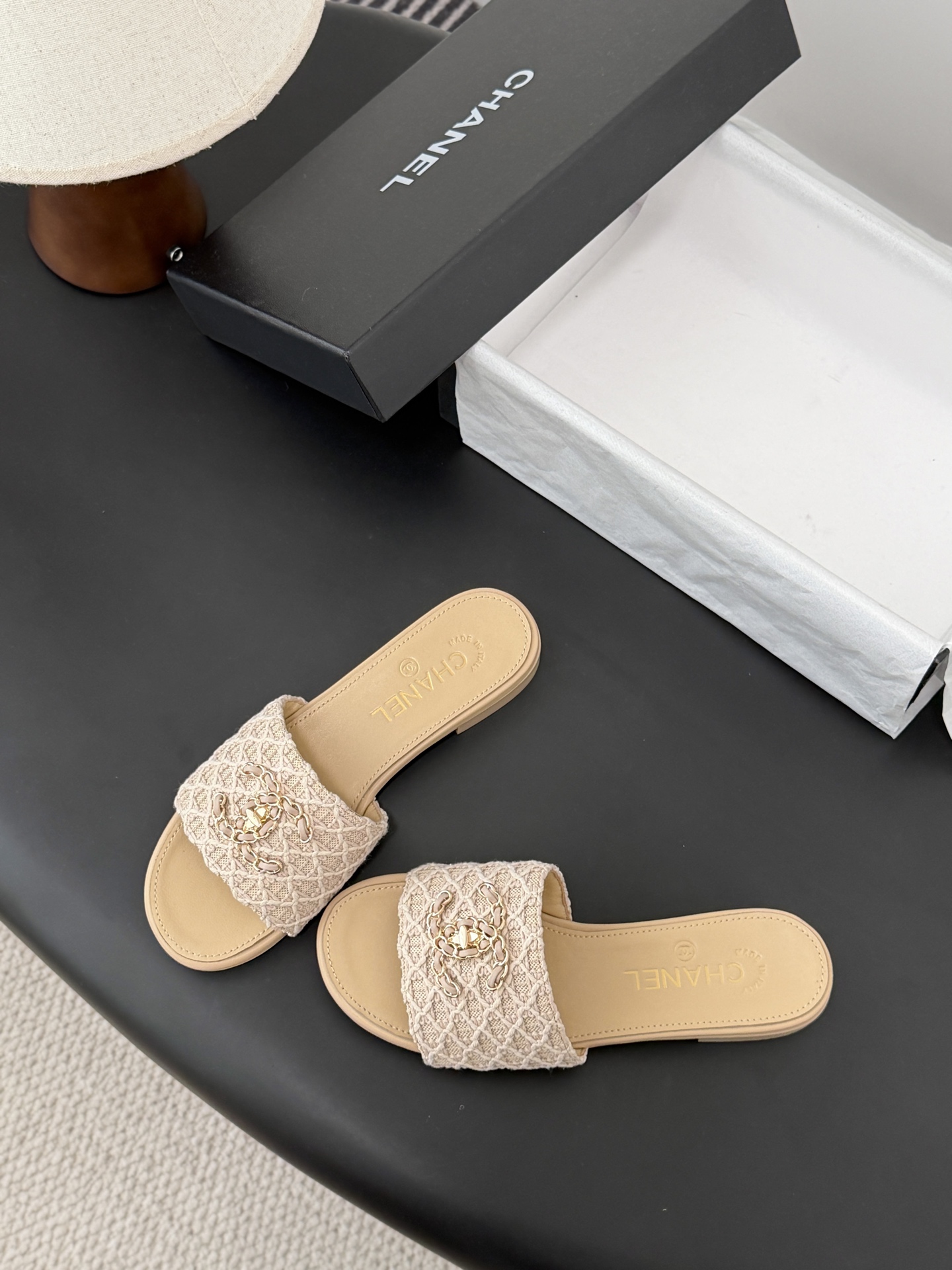 NO:721031,Chanel 26C new spring and summer new series of chain slippers, the first release of the whole series, I have them all in the counter!  High version and high quality, upper cowhide/original fabric, inner sheepskin, genuine leather outsole Size: 35-39, other sizes are determined, slippers, chanel, slippers, cowhide, sheepskin, Leather soles19860909Chanel 26C春夏新款全系列链条拖鞋 全系列首发 专柜有的我都有！ 高版本高品质 鞋面牛皮/原版面料 内里羊皮 真皮大底 Size:35-39 其他码数定,拖鞋,chanel,slippers,cowhide,sheepskin,Leather soles,Women's Shoes