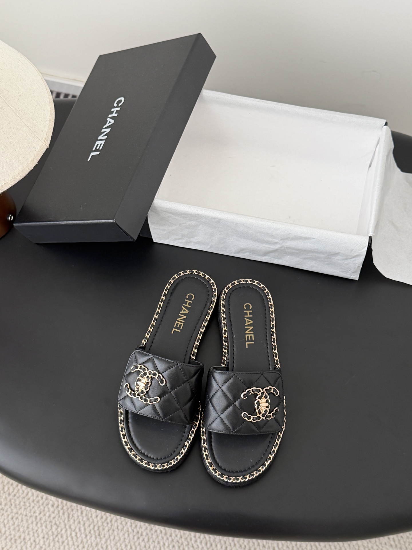 NO:721036,Chanel 26C new spring and summer new series of chain slippers, the first release of the whole series, I have them all in the counter!  High version and high quality, upper cowhide/original fabric, lining sheepskin, original outsole Size: 35-39, other sizes are determined, slippers, chanel, slippers, cowhide, sheepskin19860909Chanel 26C春夏新款全系列链条拖鞋 全系列首发 专柜有的我都有！ 高版本高品质 鞋面牛皮/原版面料 内里羊皮 原版大底 Size:35-39 其他码数定,拖鞋,chanel,slippers,cowhide,sheepskin,Women's Shoes