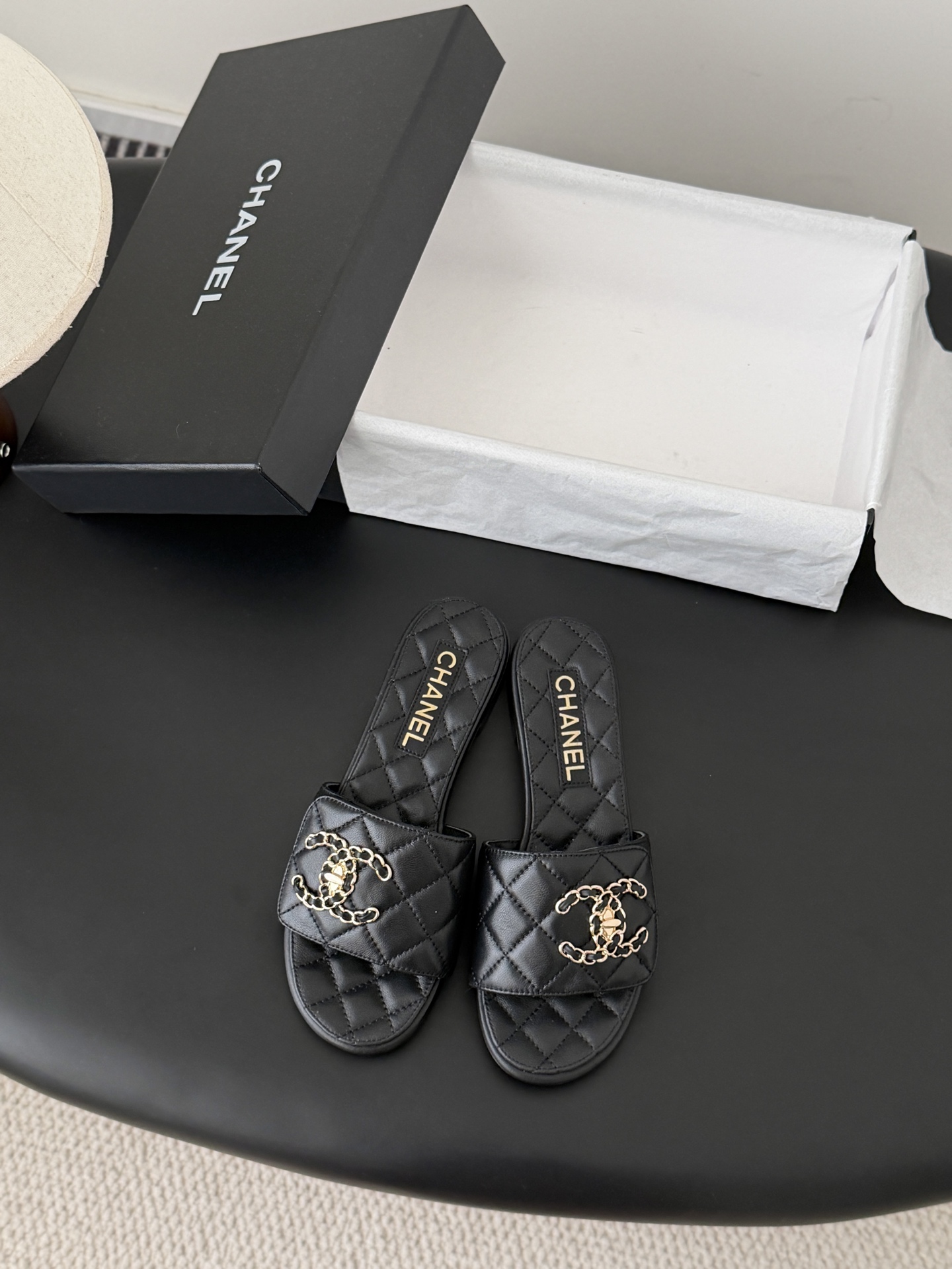 NO:721040,Chanel 26C new spring and summer new series of chain slippers, the first release of the whole series, I have them all in the counter!  High version and high quality, upper cowhide/original fabric, inner sheepskin, genuine leather outsole Size: 35-39, other sizes are determined, slippers, chanel, slippers, cowhide, sheepskin, Leather soles19860909Chanel 26C春夏新款全系列链条拖鞋 全系列首发 专柜有的我都有！ 高版本高品质 鞋面牛皮/原版面料 内里羊皮 真皮大底 Size:35-39 其他码数定,拖鞋,chanel,slippers,cowhide,sheepskin,Leather soles,Women's Shoes