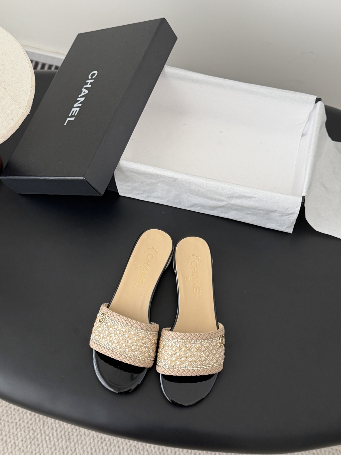 NO:721044,Chanel 26 new pearl Mary Jane slippers, the leather texture is super good, and they look delicate on the feet ~ Weaved upper, sheepskin lining, genuine leather outsole!  Size:35-39 Other sizes are determined, slippers, chanel, mary jane, slippers, sheepskin, Leather soles19860909Chanel 26新款珍珠玛丽珍拖鞋 皮料质感超好,上脚秀气～ 鞋面编织,内里羊皮,真皮大底！ Size:35-39 其它码数定,拖鞋,chanel,mary jane,slippers,sheepskin,Leather soles,Women's Shoes