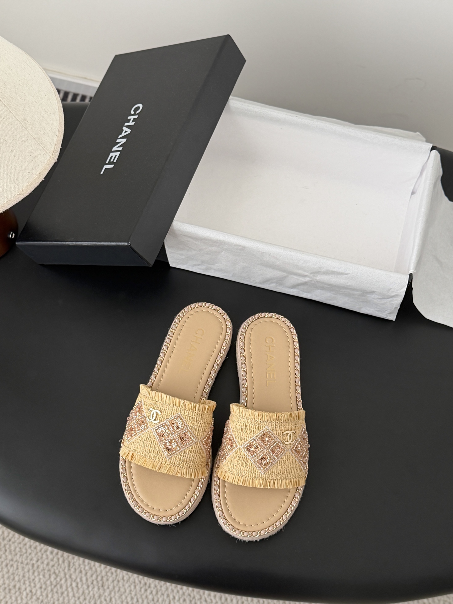 NO:721099,Chanel 26C new spring and summer new series of chain slippers, the first release of the whole series, I have them all in the counter!  High version and high quality, upper cowhide/original fabric, lining sheepskin, original outsole Size: 35-39, other sizes are determined, slippers, chanel, slippers, cowhide, sheepskin19860909Chanel 26C春夏新款全系列链条拖鞋 全系列首发 专柜有的我都有！ 高版本高品质 鞋面牛皮/原版面料 内里羊皮 原版大底 Size:35-39 其他码数定,拖鞋,chanel,slippers,cowhide,sheepskin,Women's Shoes