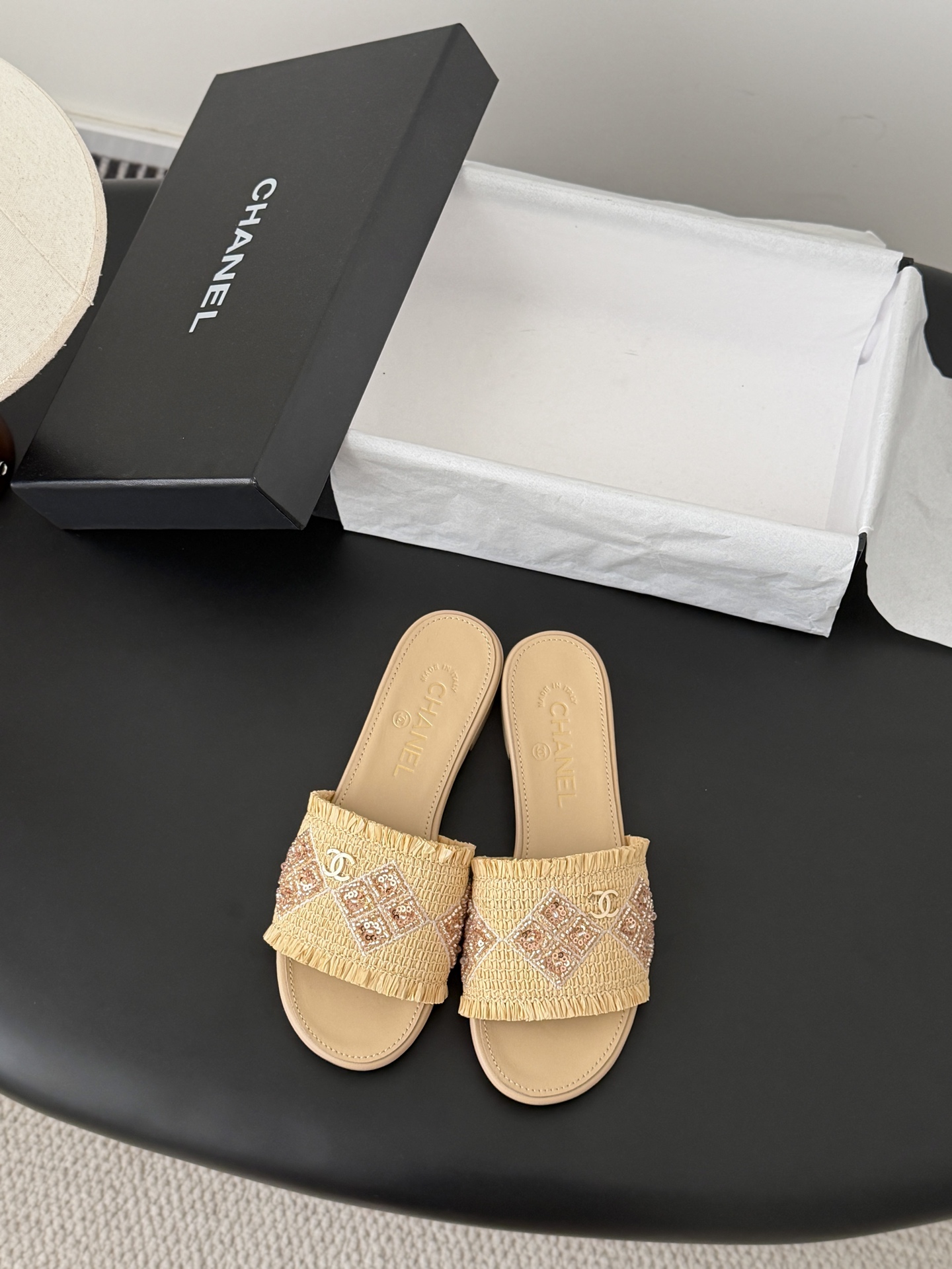 NO:721106,Chanel 26C new spring and summer new series of chain slippers, the first release of the whole series, I have them all in the counter!  High version and high quality, upper cowhide/original fabric, inner sheepskin, genuine leather outsole Size: 35-39, other sizes are determined, slippers, chanel, slippers, cowhide, sheepskin, Leather soles19860909Chanel 26C春夏新款全系列链条拖鞋 全系列首发 专柜有的我都有！ 高版本高品质 鞋面牛皮/原版面料 内里羊皮 真皮大底 Size:35-39 其他码数定,拖鞋,chanel,slippers,cowhide,sheepskin,Leather soles,Women's Shoes