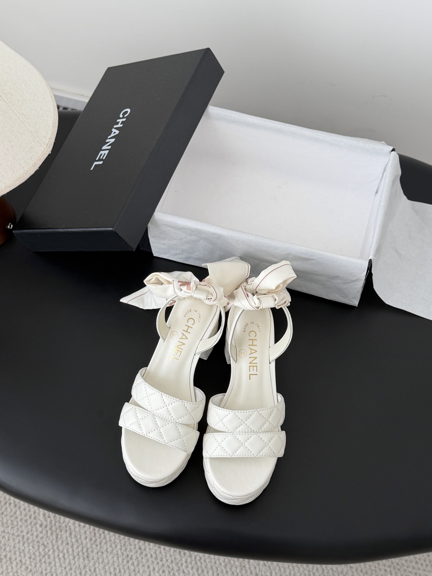 NO:721060,Chanel 26A high-end handmade workshop series, new models are on sale first, this spring and summer must-have items, original development, private model hardware, original outsole, upper cowhide/nibu, lining sheepskin Size: 35-39, other sizes are determined, sandals, chanel, sandals, cowhide, sheepskin19860909Chanel 26A高级手工坊系列 新款抢先发售 今年春夏必爆单品 原版开发 私模五金 原版大底 鞋面牛皮/妮布 内里羊皮 Size:35-39 其他码数定,凉鞋,chanel,sandals,cowhide,sheepskin,Women's Shoes