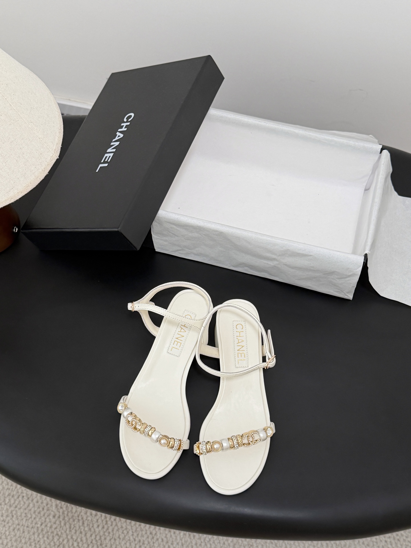 NO:721081,Chanel 26A high-end handmade workshop series, new models are on sale first, this spring and summer must-have items, original development, private model hardware, genuine leather outsole, upper cowhide, lining sheepskin Size: 35-39, other sizes are fixed, sandals, chanel, sandals, cowhide, sheepskin, Leather soles19860909Chanel 26A高级手工坊系列 新款抢先发售 今年春夏必爆单品 原版开发 私模五金 真皮大底 鞋面牛皮 内里羊皮 Size:35-39 其他码数定,凉鞋,chanel,sandals,cowhide,sheepskin,Leather soles,Women's Shoes