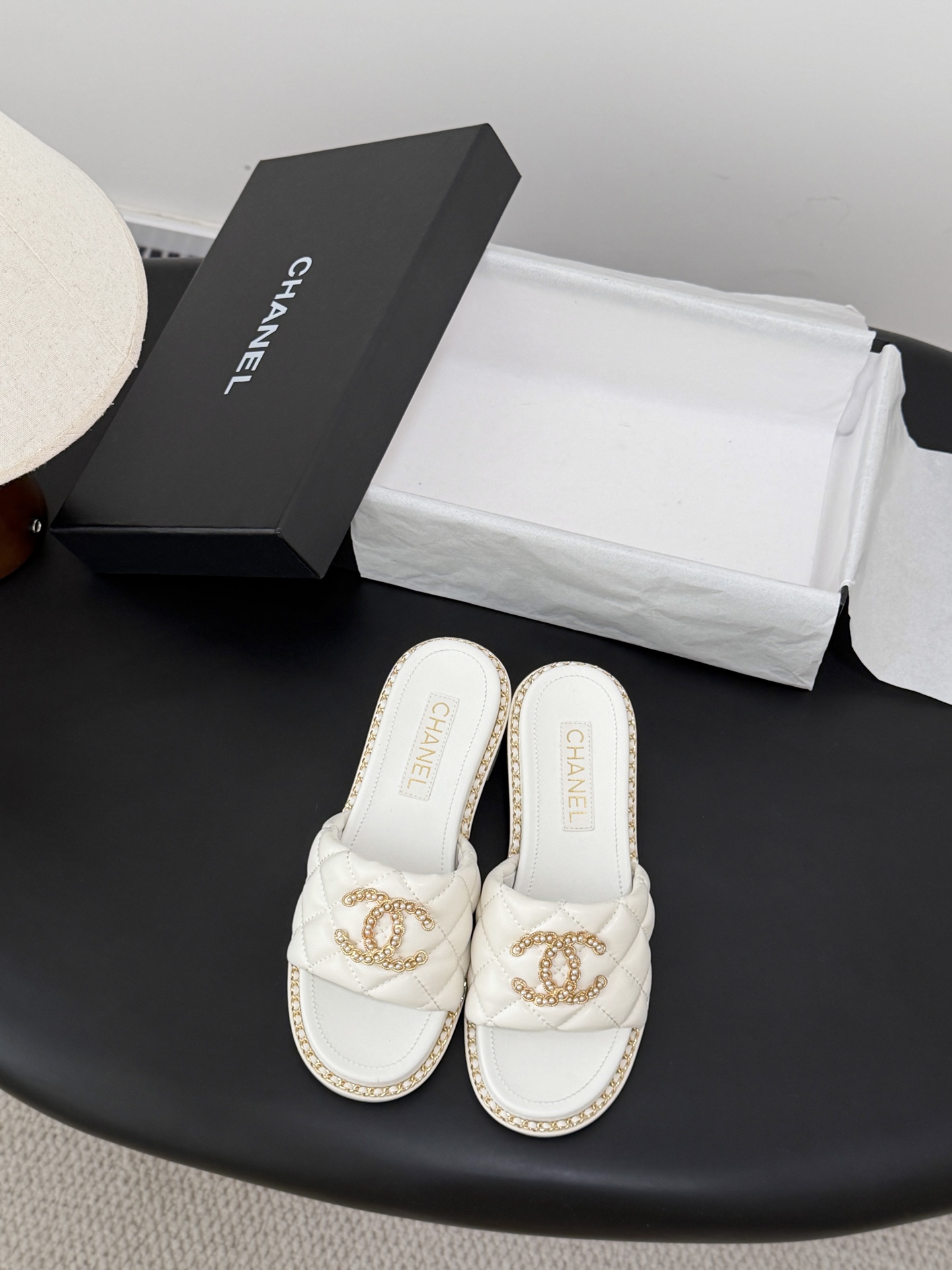 NO:721053,Chanel 26A high-end handmade workshop series, new models are on sale first, this spring and summer must-have items, original development, private model hardware, genuine leather outsole, upper cowhide, lining sheepskin Size: 35-39, other sizes are fixed, slippers, chanel, slippers, cowhide, sheepskin, Leather soles19860909Chanel 26A高级手工坊系列 新款抢先发售 今年春夏必爆单品 原版开发 私模五金 真皮大底 鞋面牛皮 内里羊皮 Size:35-39 其他码数定,拖鞋,chanel,slippers,cowhide,sheepskin,Leather soles,Women's Shoes