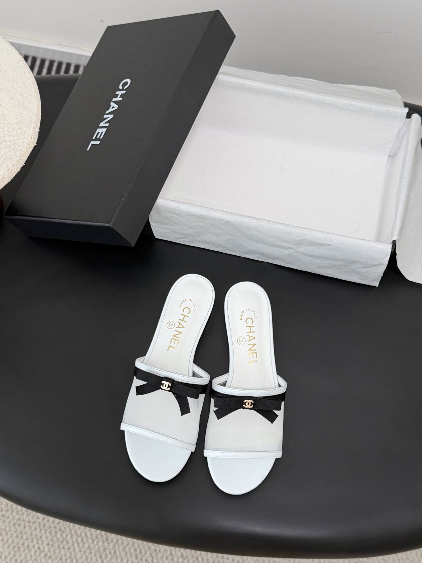 NO:721087,Chanel's 26K spring and summer new bow mesh sandals have the usual elegant and ladylike temperament of Grandma Xiang's family and are full of high-end feel!  Very nice on the feet ~ very versatile!  Incomparably beautiful!  Size35-39 (other sizes are not returnable or exchangeable), slippers, chanel, sandals, slippers19860909Chanel 26K春夏新品蝴蝶结网面凉鞋 香奶奶家一贯的优雅名媛气质 高级感十足！上脚非常nice～ 非常百搭！无敌美！ Size35-39（其他码数定制不退换）,拖鞋,chanel,sandals,slippers,Women's Shoes