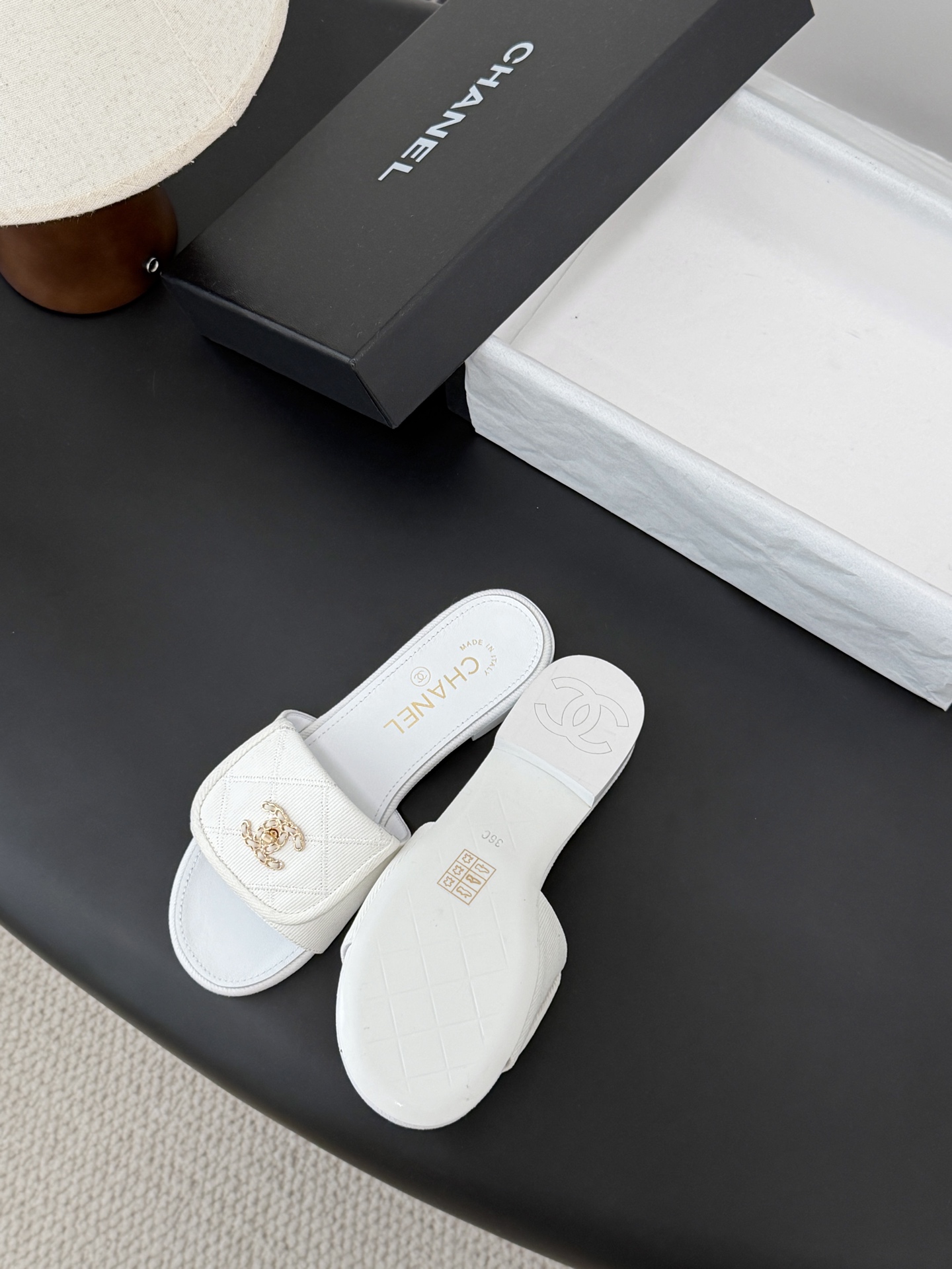 Chanel 26C新款书包扣拖鞋回归的经典书包扣设计 特别Vintage 复古味十足乐福鞋也长到了审美