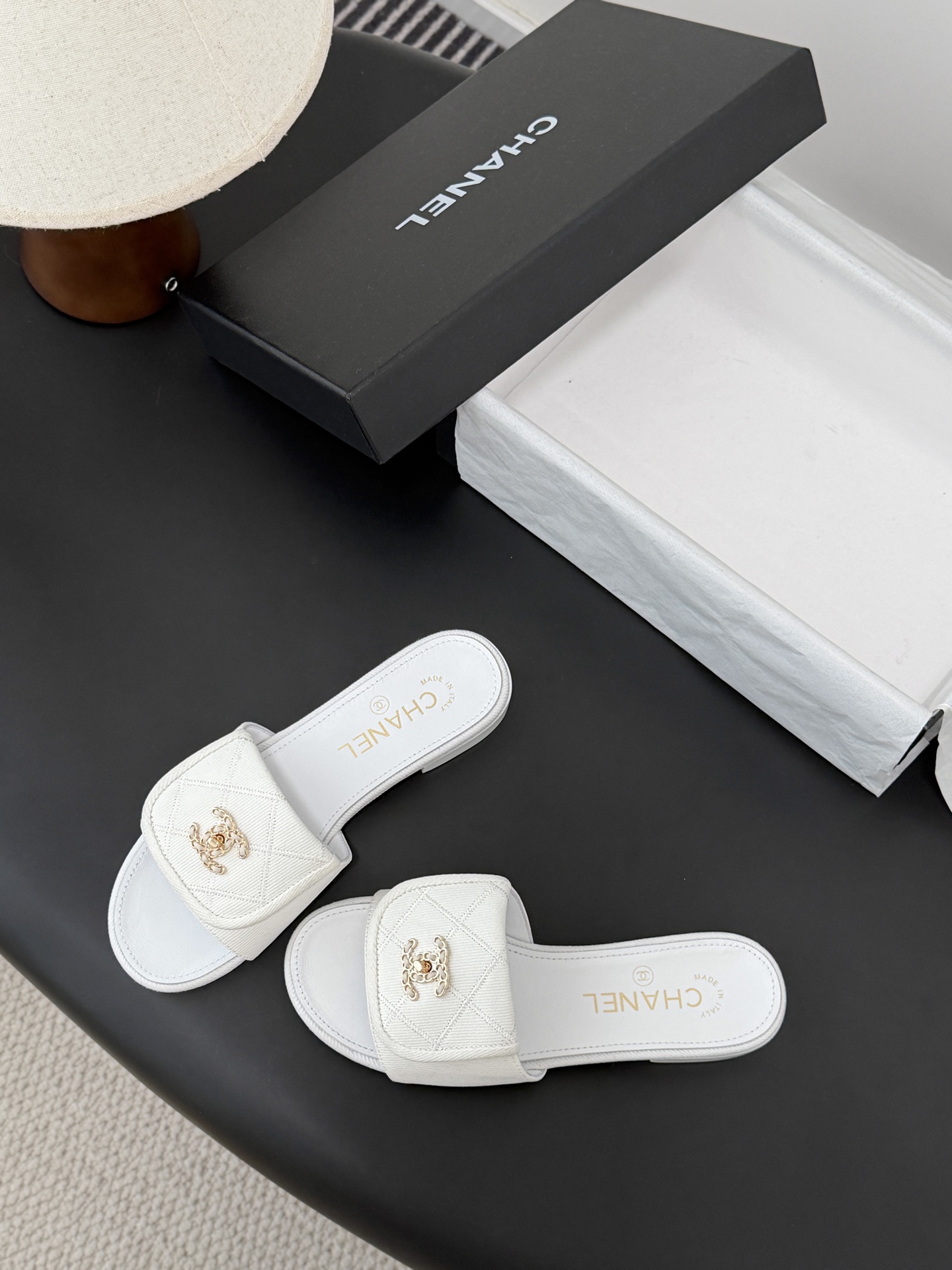 Chanel 26C新款书包扣拖鞋回归的经典书包扣设计 特别Vintage 复古味十足乐福鞋也长到了审美