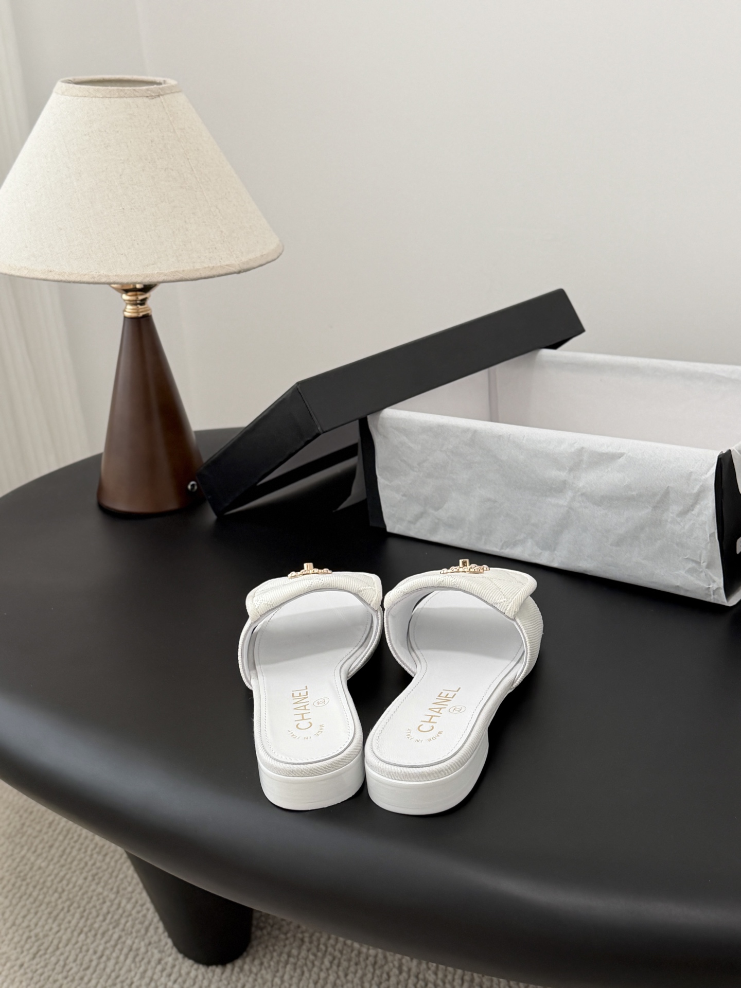 Chanel 26C新款书包扣拖鞋回归的经典书包扣设计 特别Vintage 复古味十足乐福鞋也长到了审美