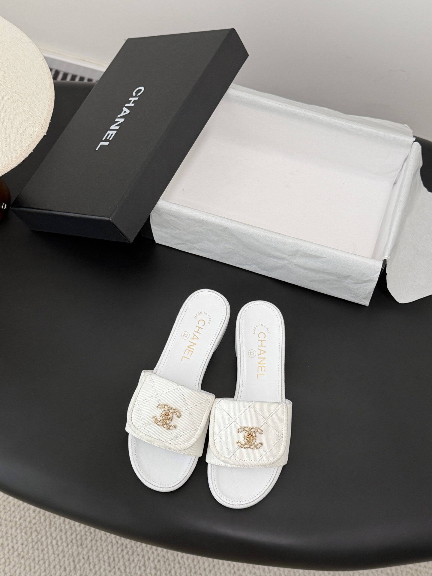 Chanel 26C新款书包扣拖鞋回归的经典书包扣设计 特别Vintage 复古味十足乐福鞋也长到了审美