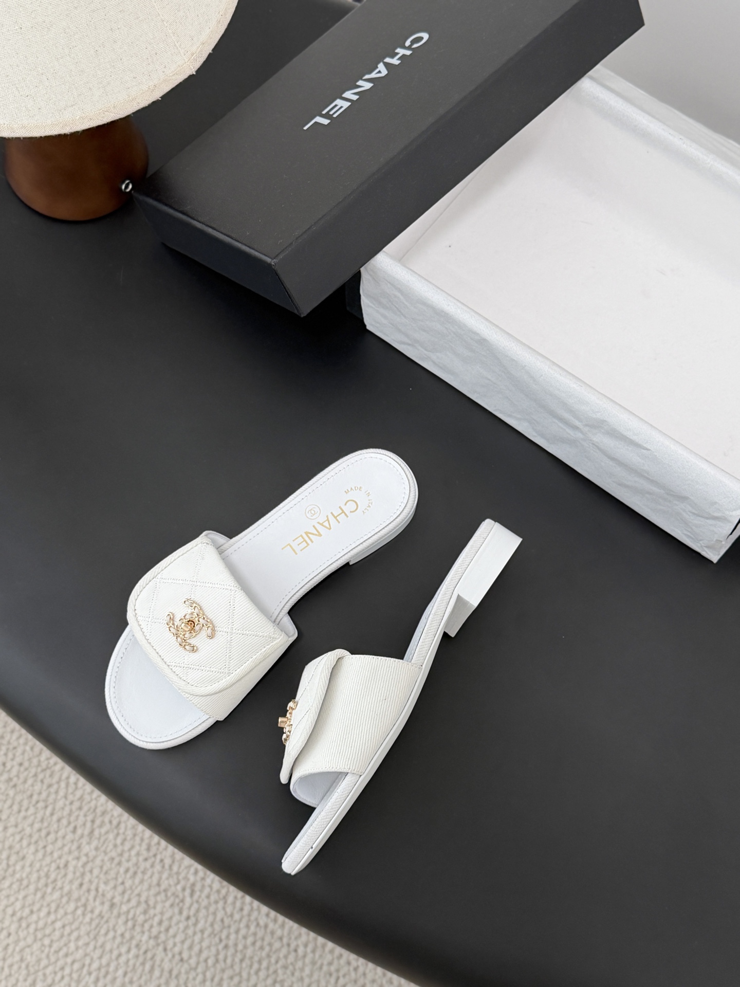 Chanel 26C新款书包扣拖鞋回归的经典书包扣设计 特别Vintage 复古味十足乐福鞋也长到了审美