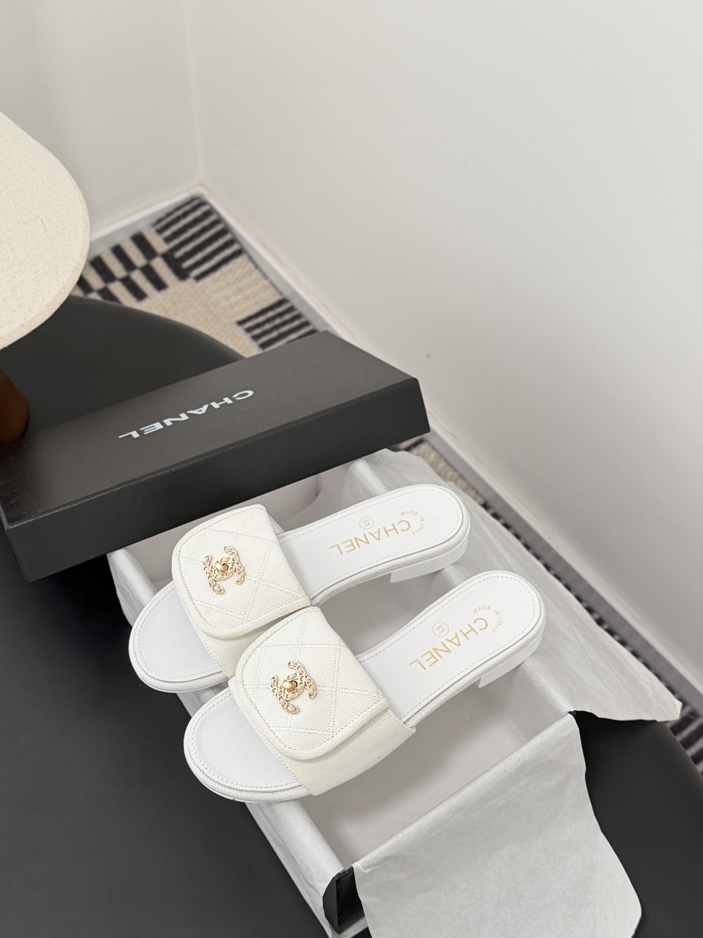 Chanel 26C新款书包扣拖鞋回归的经典书包扣设计 特别Vintage 复古味十足乐福鞋也长到了审美