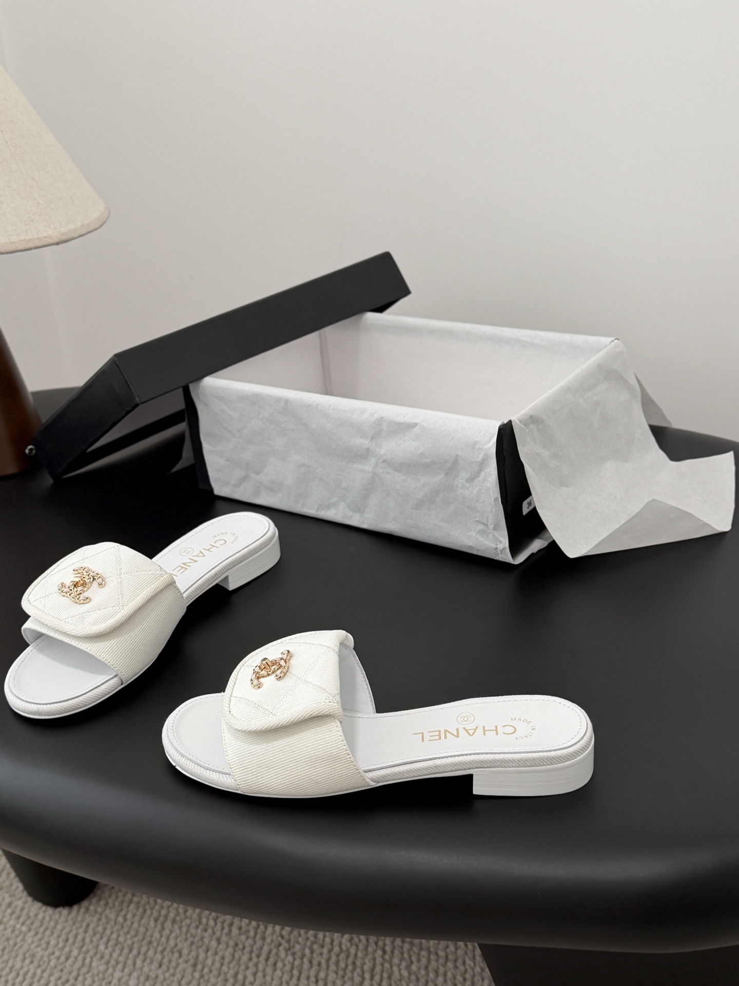 Chanel 26C新款书包扣拖鞋回归的经典书包扣设计 特别Vintage 复古味十足乐福鞋也长到了审美
