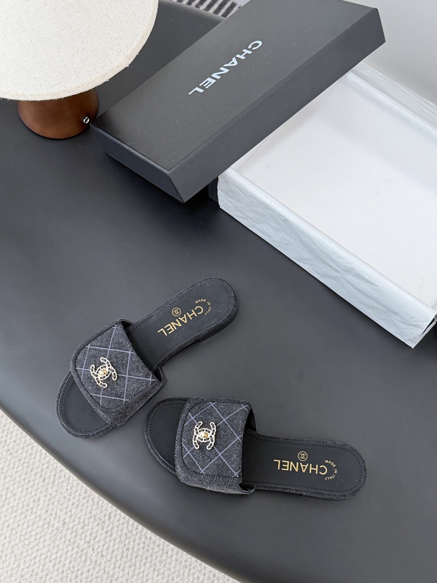 Chanel 26C新款书包扣拖鞋回归的经典书包扣设计 特别Vintage 复古味十足乐福鞋也长到了审美