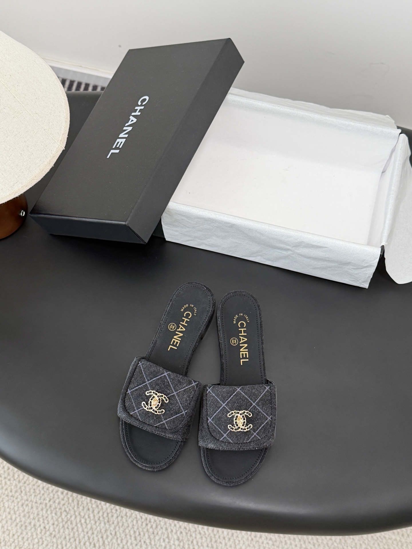 Chanel 26C新款书包扣拖鞋回归的经典书包扣设计 特别Vintage 复古味十足乐福鞋也长到了审美