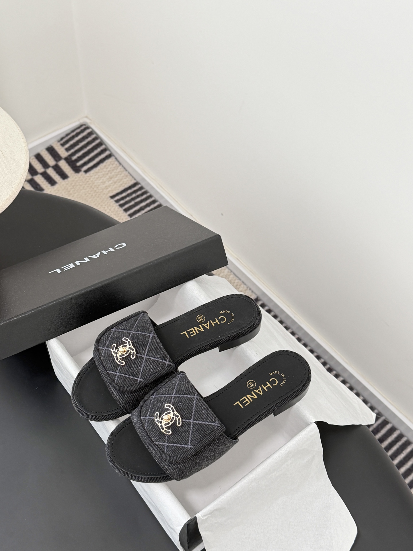 Chanel 26C新款书包扣拖鞋回归的经典书包扣设计 特别Vintage 复古味十足乐福鞋也长到了审美