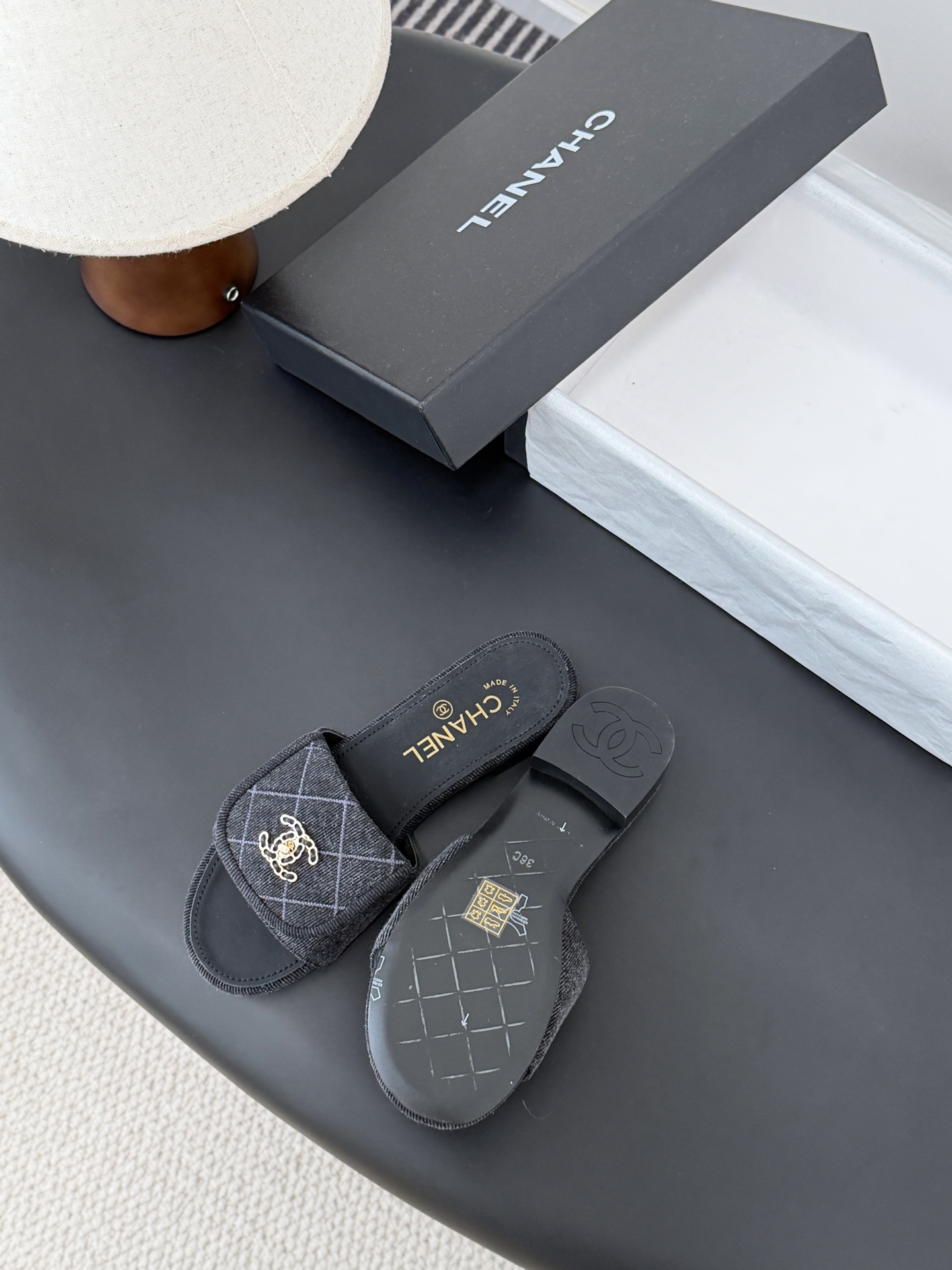 Chanel 26C新款书包扣拖鞋回归的经典书包扣设计 特别Vintage 复古味十足乐福鞋也长到了审美