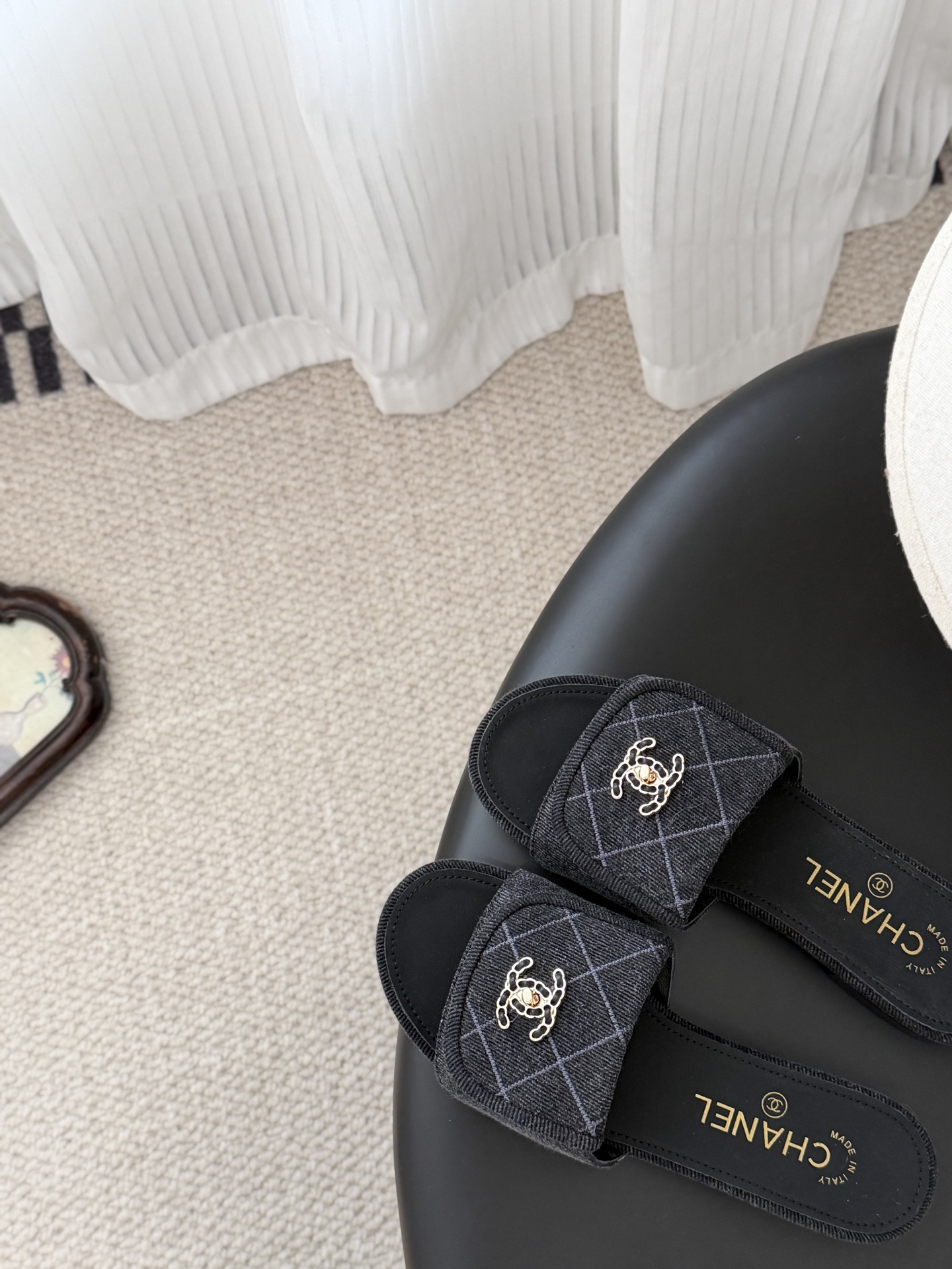 Chanel 26C新款书包扣拖鞋回归的经典书包扣设计 特别Vintage 复古味十足乐福鞋也长到了审美