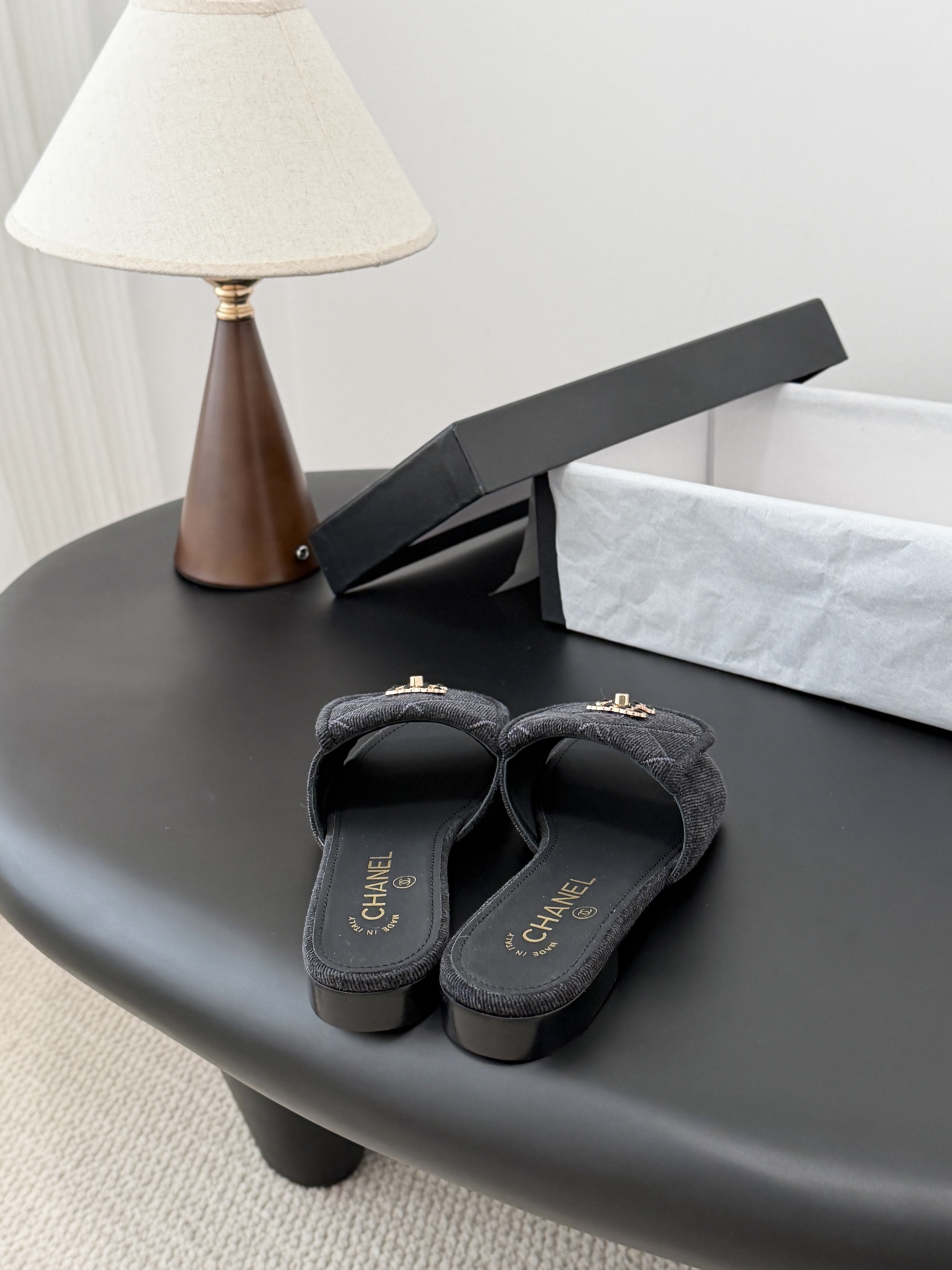 Chanel 26C新款书包扣拖鞋回归的经典书包扣设计 特别Vintage 复古味十足乐福鞋也长到了审美