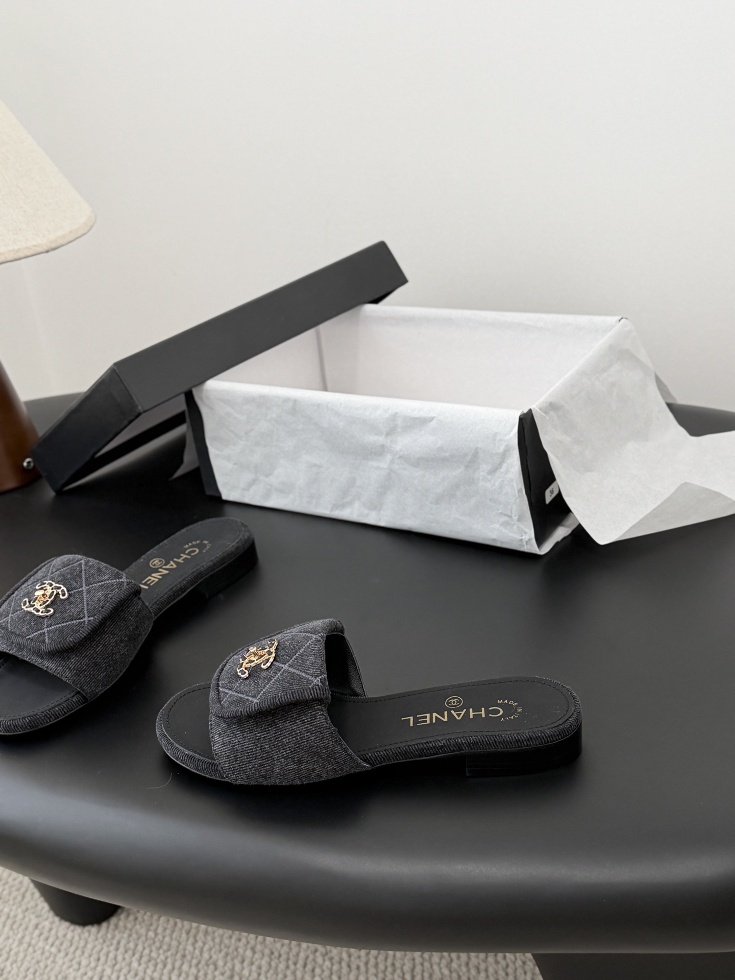 Chanel 26C新款书包扣拖鞋回归的经典书包扣设计 特别Vintage 复古味十足乐福鞋也长到了审美