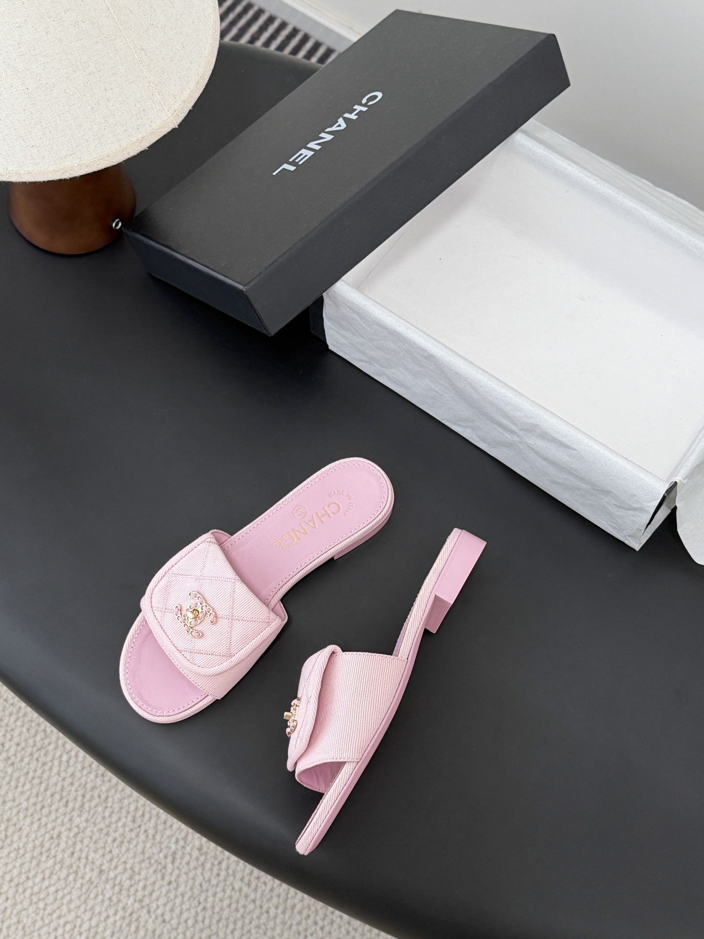 Chanel 26C新款书包扣拖鞋回归的经典书包扣设计 特别Vintage 复古味十足乐福鞋也长到了审美