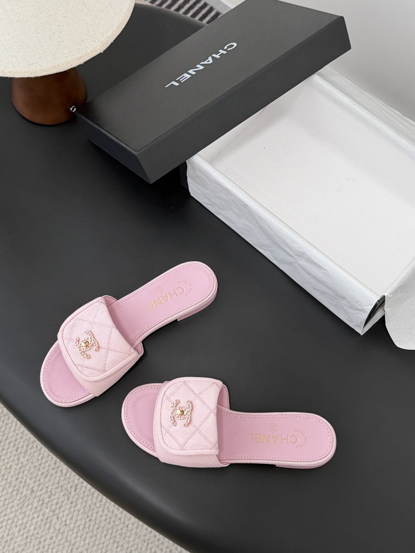 Chanel 26C新款书包扣拖鞋回归的经典书包扣设计 特别Vintage 复古味十足乐福鞋也长到了审美
