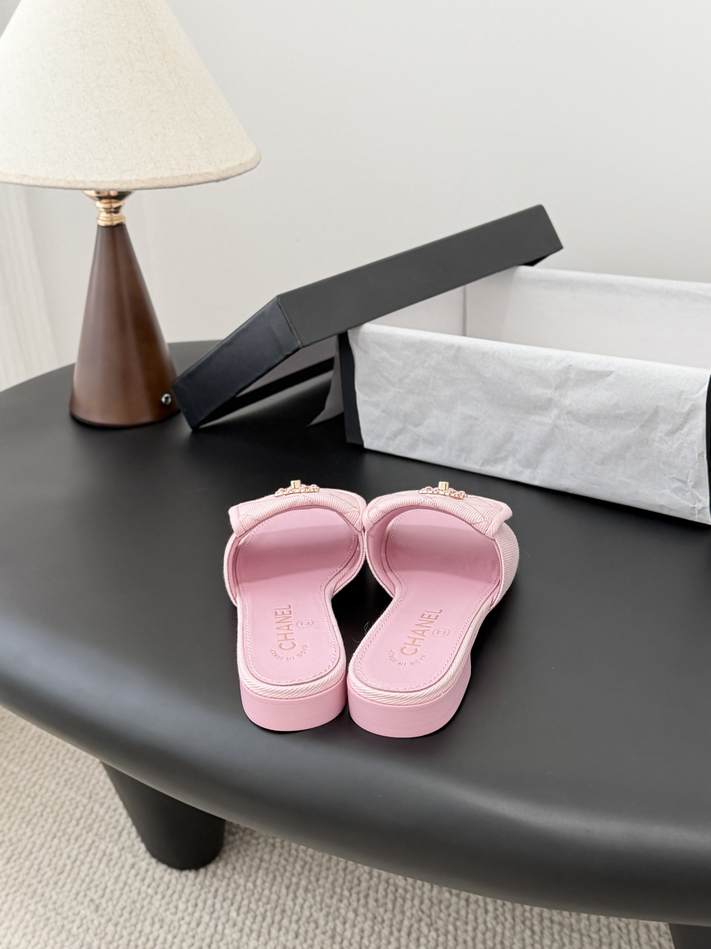 Chanel 26C新款书包扣拖鞋回归的经典书包扣设计 特别Vintage 复古味十足乐福鞋也长到了审美