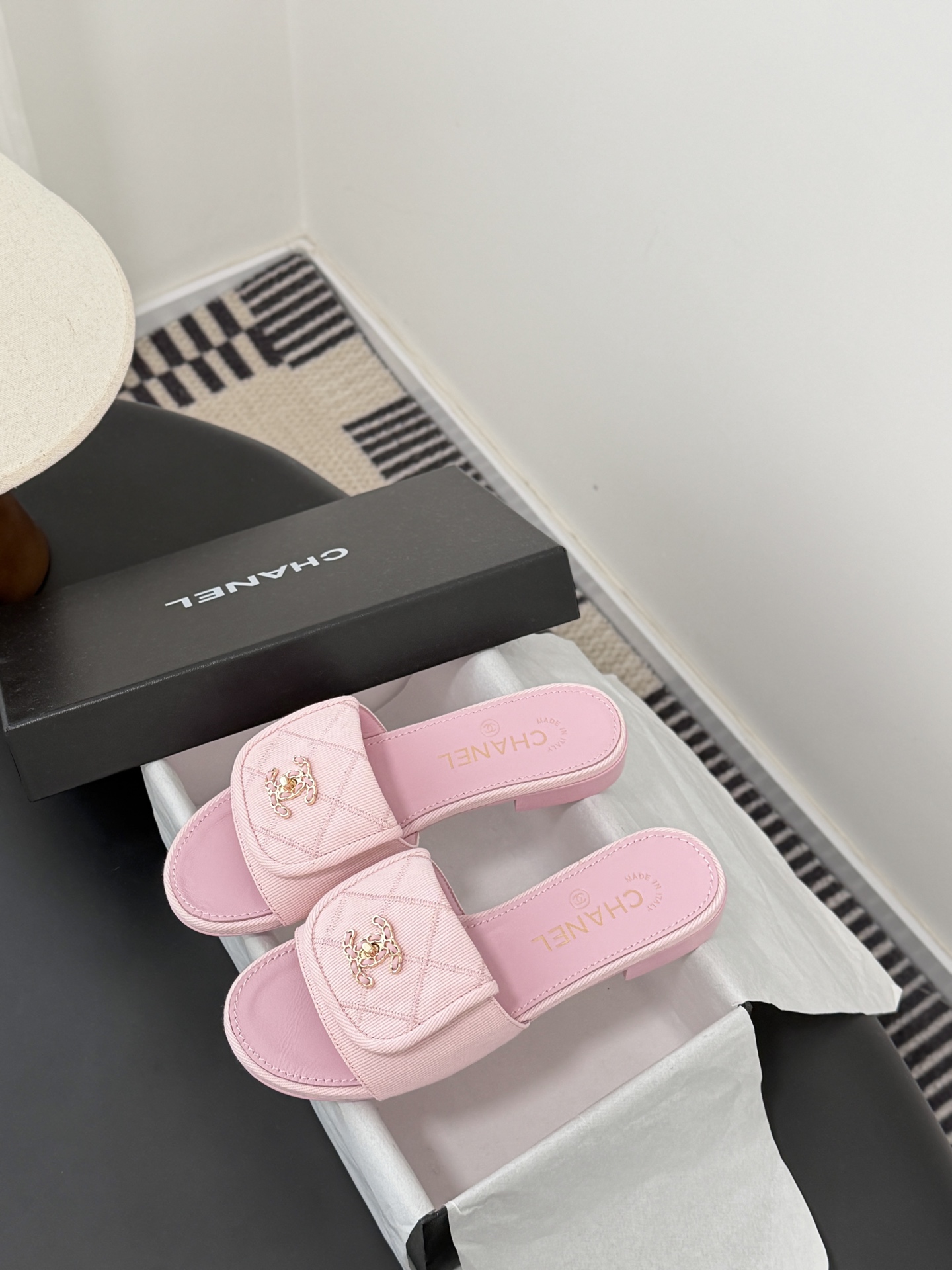 Chanel 26C新款书包扣拖鞋回归的经典书包扣设计 特别Vintage 复古味十足乐福鞋也长到了审美