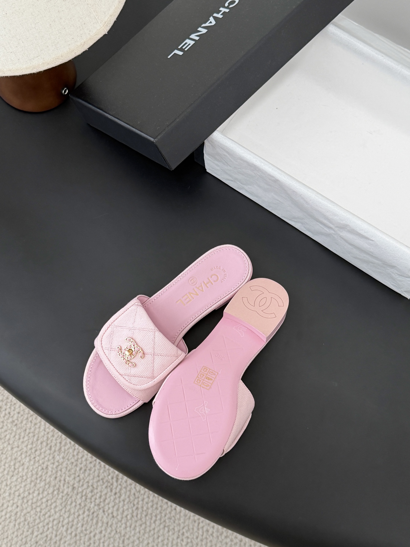 Chanel 26C新款书包扣拖鞋回归的经典书包扣设计 特别Vintage 复古味十足乐福鞋也长到了审美