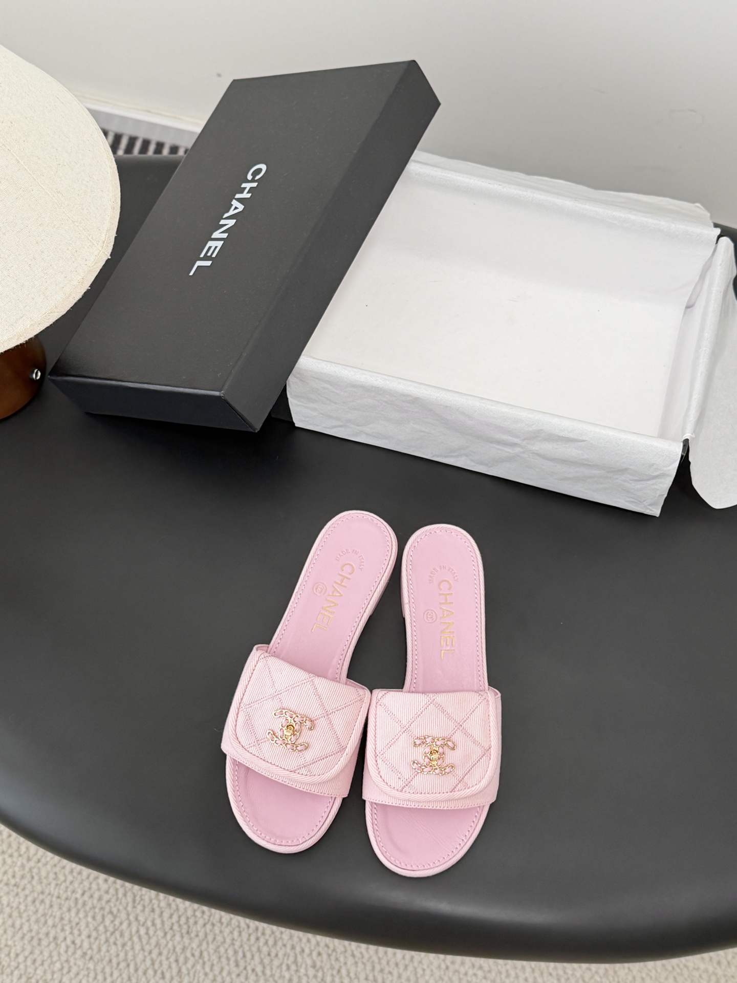 Chanel 26C新款书包扣拖鞋回归的经典书包扣设计 特别Vintage 复古味十足乐福鞋也长到了审美