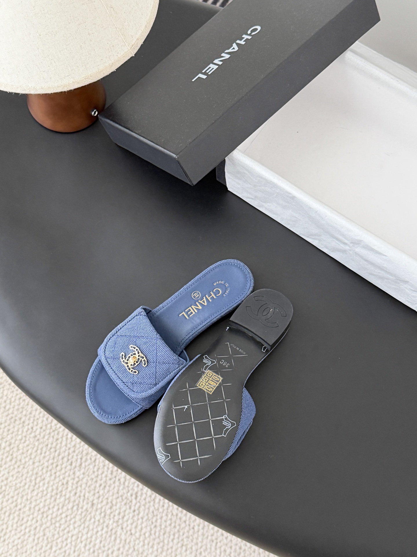 Chanel 26C新款书包扣拖鞋回归的经典书包扣设计 特别Vintage 复古味十足乐福鞋也长到了审美