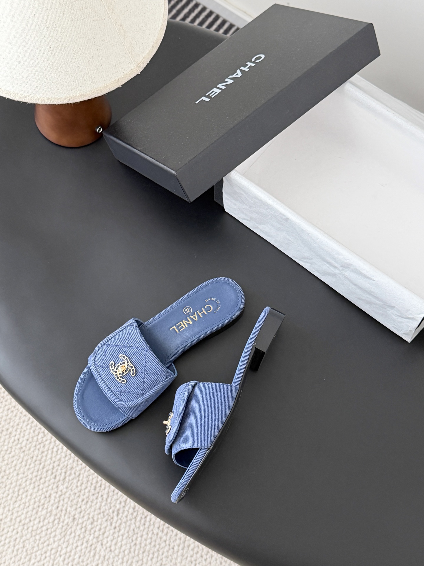 Chanel 26C新款书包扣拖鞋回归的经典书包扣设计 特别Vintage 复古味十足乐福鞋也长到了审美