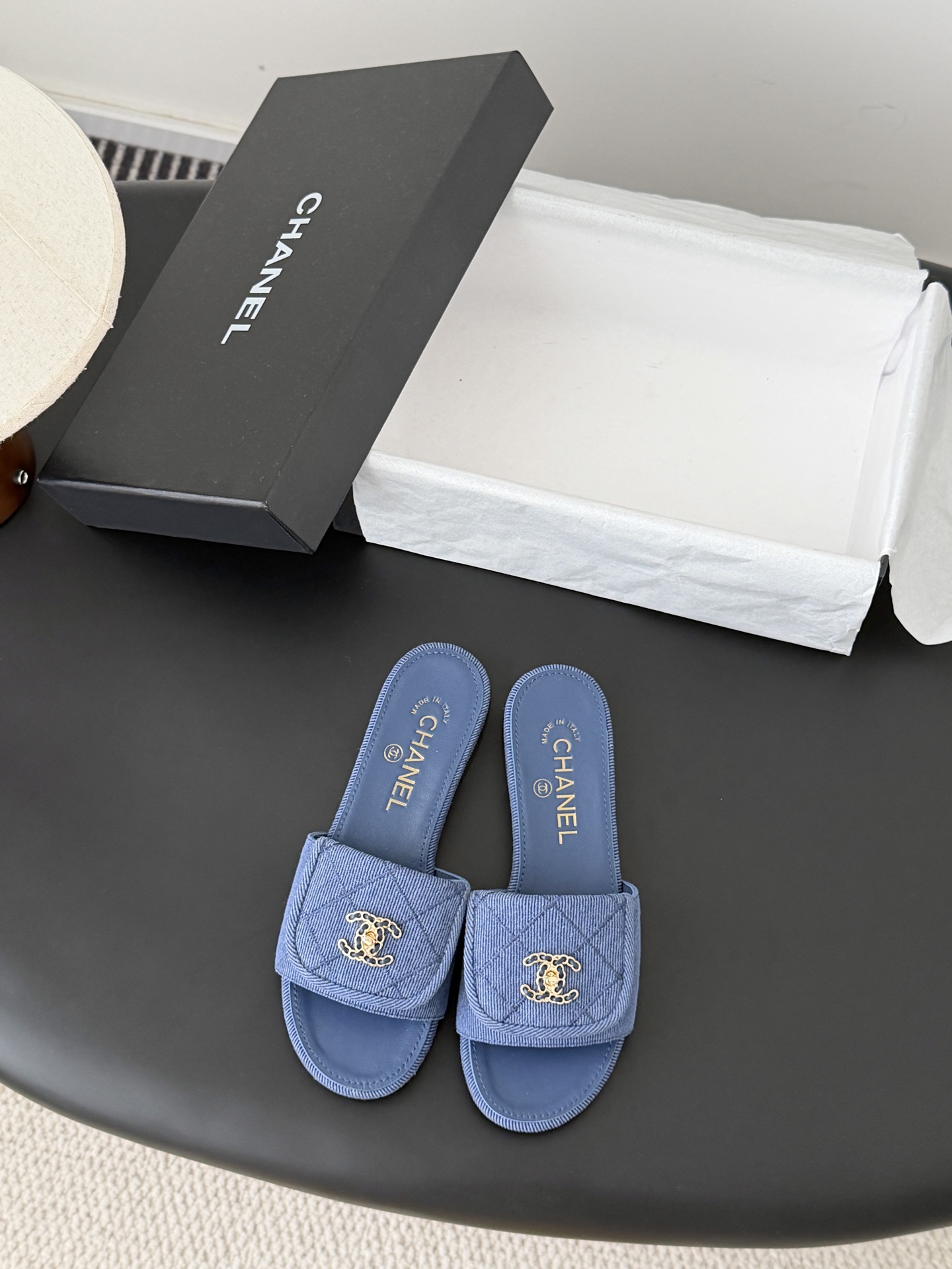 Chanel 26C新款书包扣拖鞋回归的经典书包扣设计 特别Vintage 复古味十足乐福鞋也长到了审美