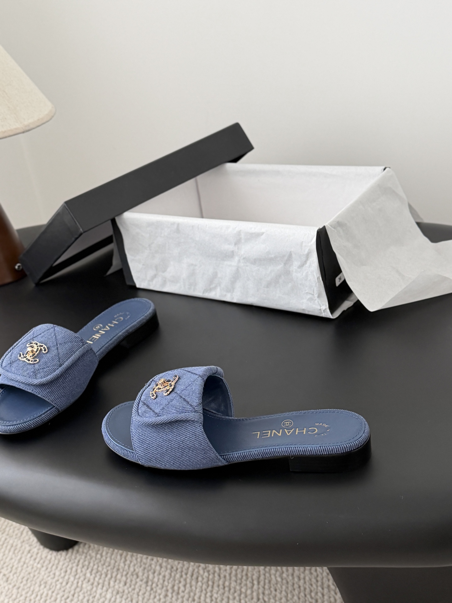 Chanel 26C新款书包扣拖鞋回归的经典书包扣设计 特别Vintage 复古味十足乐福鞋也长到了审美