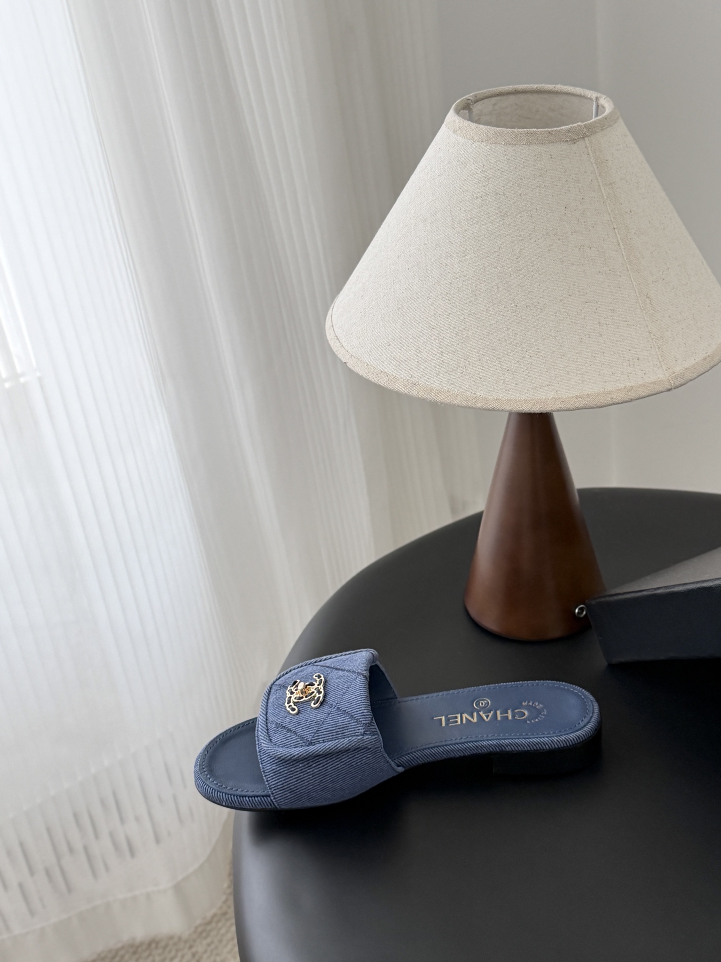 Chanel 26C新款书包扣拖鞋回归的经典书包扣设计 特别Vintage 复古味十足乐福鞋也长到了审美