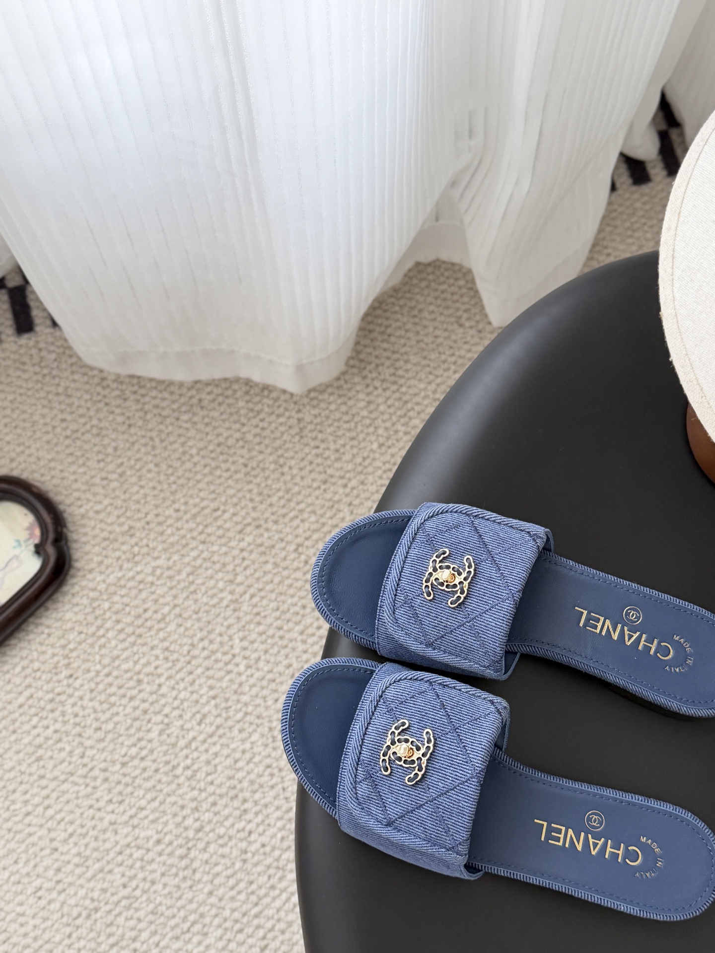 Chanel 26C新款书包扣拖鞋回归的经典书包扣设计 特别Vintage 复古味十足乐福鞋也长到了审美