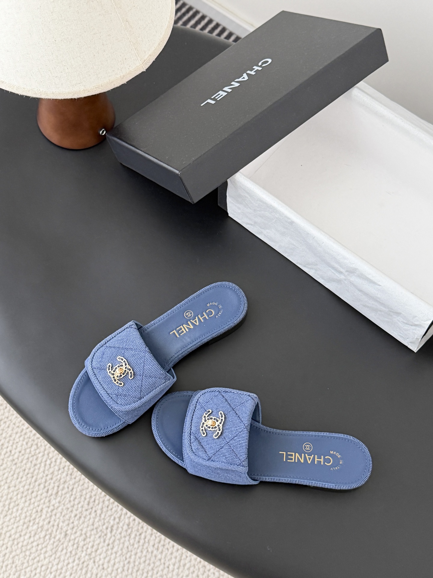 Chanel 26C新款书包扣拖鞋回归的经典书包扣设计 特别Vintage 复古味十足乐福鞋也长到了审美